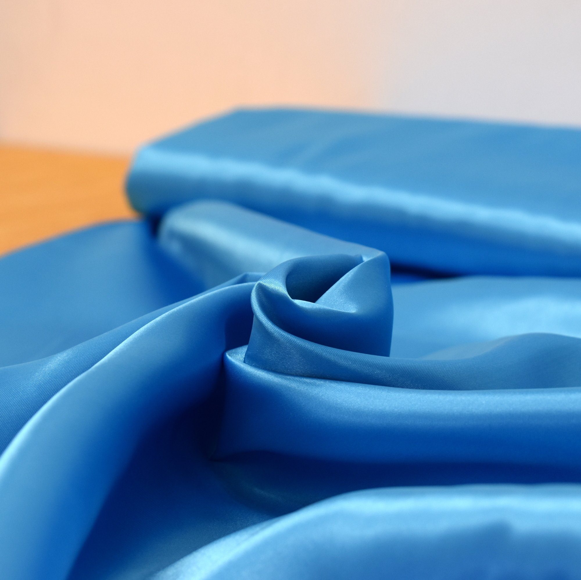 MAGAM-Stoffe Stoff "Estelle", Satin glänzend einfarbig uni ideal für Kleidung und Deko Meterware