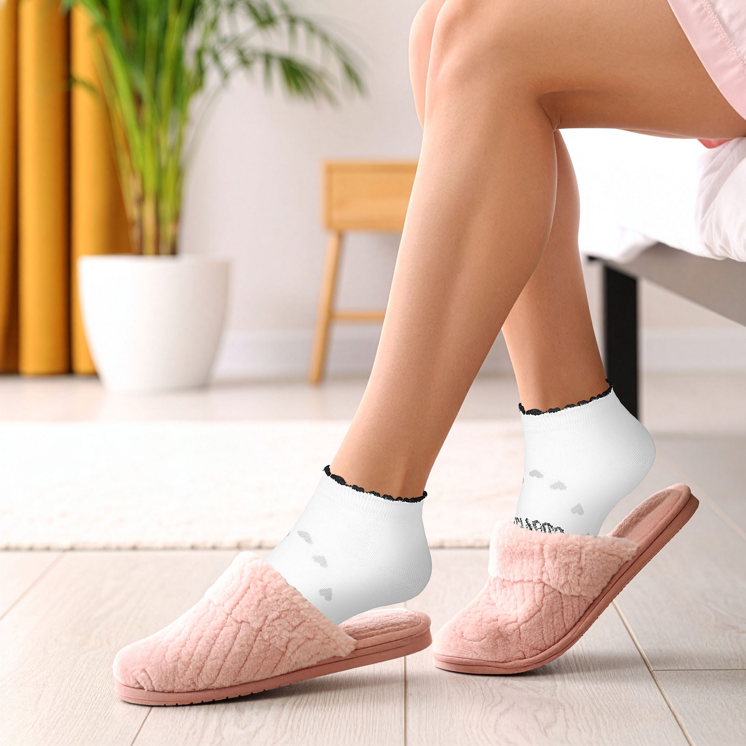 BRUBAKER Socken Lustige Damensocken - Lucky Love (Knöchelsocken mit Herzen, 5-Paar, Kuschelsocken Geschenk Set für Frauen mit Herzmotiven) Kurze Sneakersocken m – Bild 4 von 5