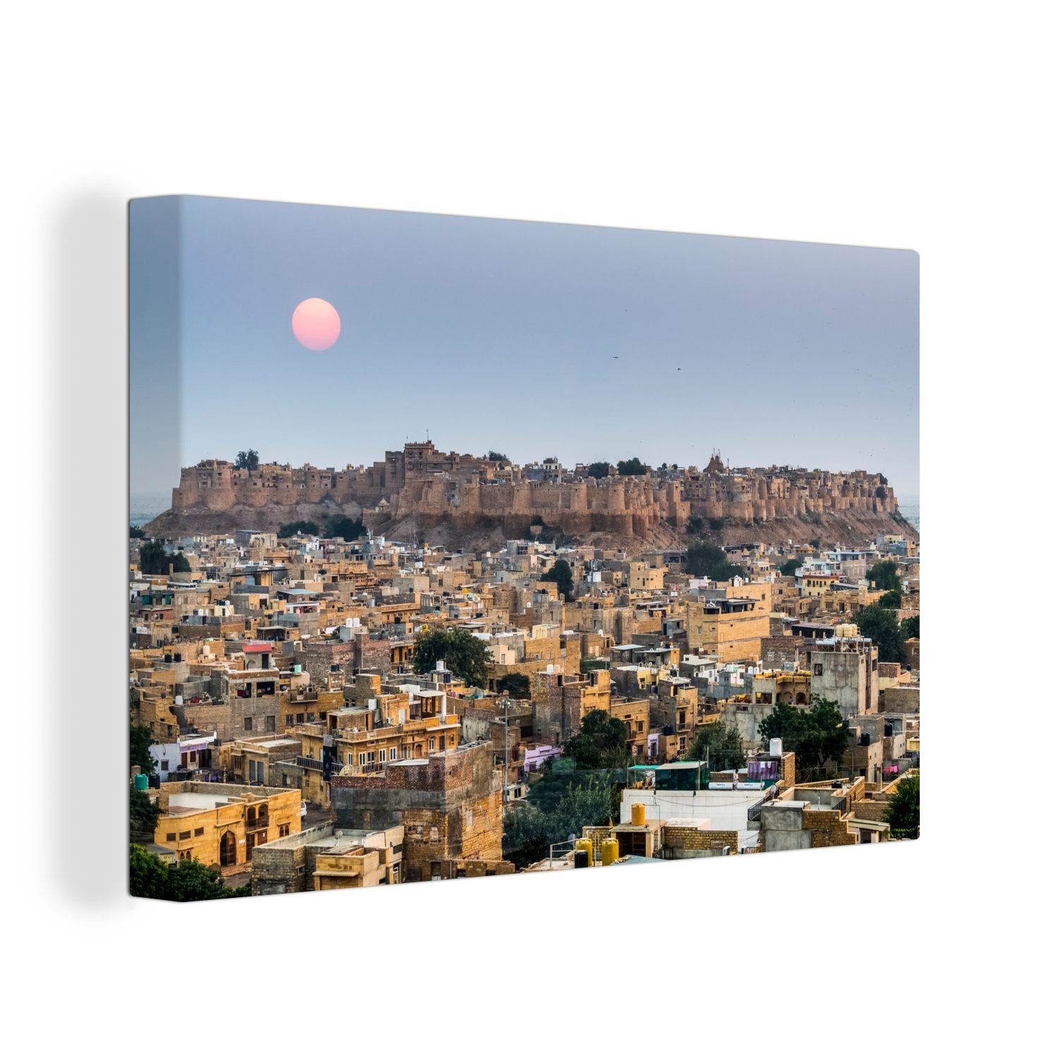 OneMillionCanvasses® Leinwandbild Jaisalmer am Abend, der Mond schwebt über dem Fort in Indien, (1 St), Wandbild Leinwandbilder, Aufhängefertig, Wanddeko, 30x20 cm