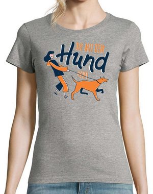 Youth Designz T-Shirt Die Mit Dem Hund Geht Damen Shirt mit lustigem Hunde Frontprint