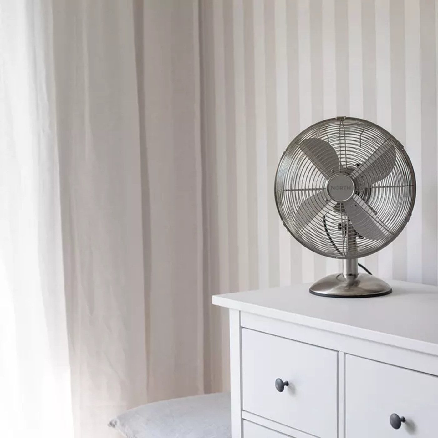 Honeywell Akku-Standventilator NORTH Lüfter Tischventilator 30cm Satin Chrom, Briesenfunktion, Fernbedienung