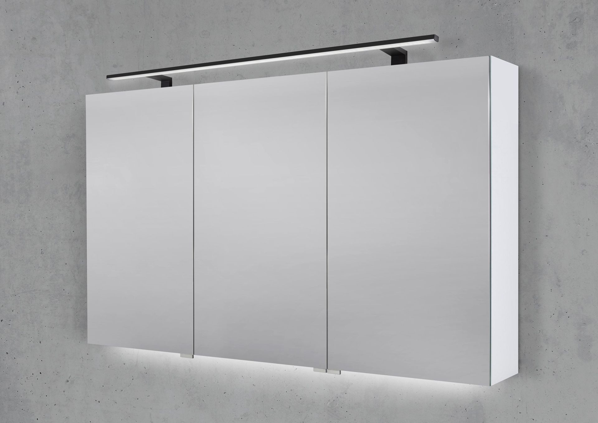 Intarbad Badezimmerspiegelschrank 3-türiger Spiegelschrank mit MULTI LED Aufsatzleuchte, dimmbar (Doppelspiegeltüren, Holz-/ Lackdekore, Maße von 120 bis 140 cm wählbar, Höhe 70 cm, Glasfachböden, Magnetleiste & Kosmetikspiegel Ø 12 cm) Vormontierte Lieferung, Floatglas, 160 kg Traglast, Made in Germany