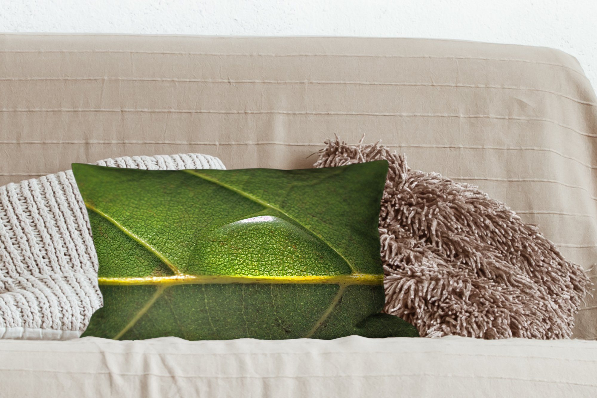 mit Dekokissen Schlafzimmer Zierkissen, einem eines Wassertropfens Dekoration, Dekokissen Füllung, Wohzimmer MuchoWow botanischen Foto Blatt, auf