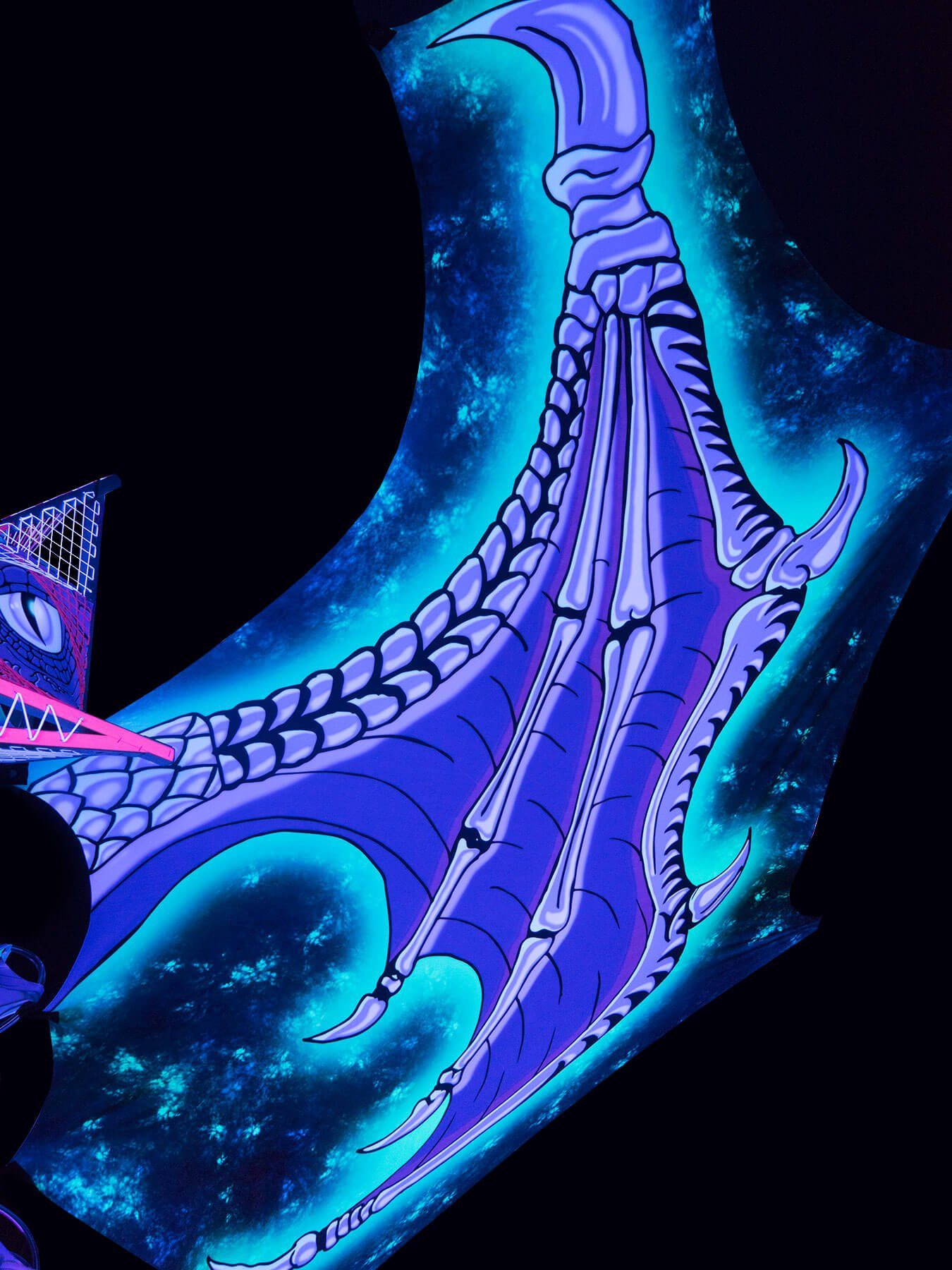 PSYWORK Dekoobjekt Schwarzlicht StringArt Drache leuchtet Spandex 6m, unter UV-aktiv, Flügel Schwarzlicht Blue" Temple "Dragon