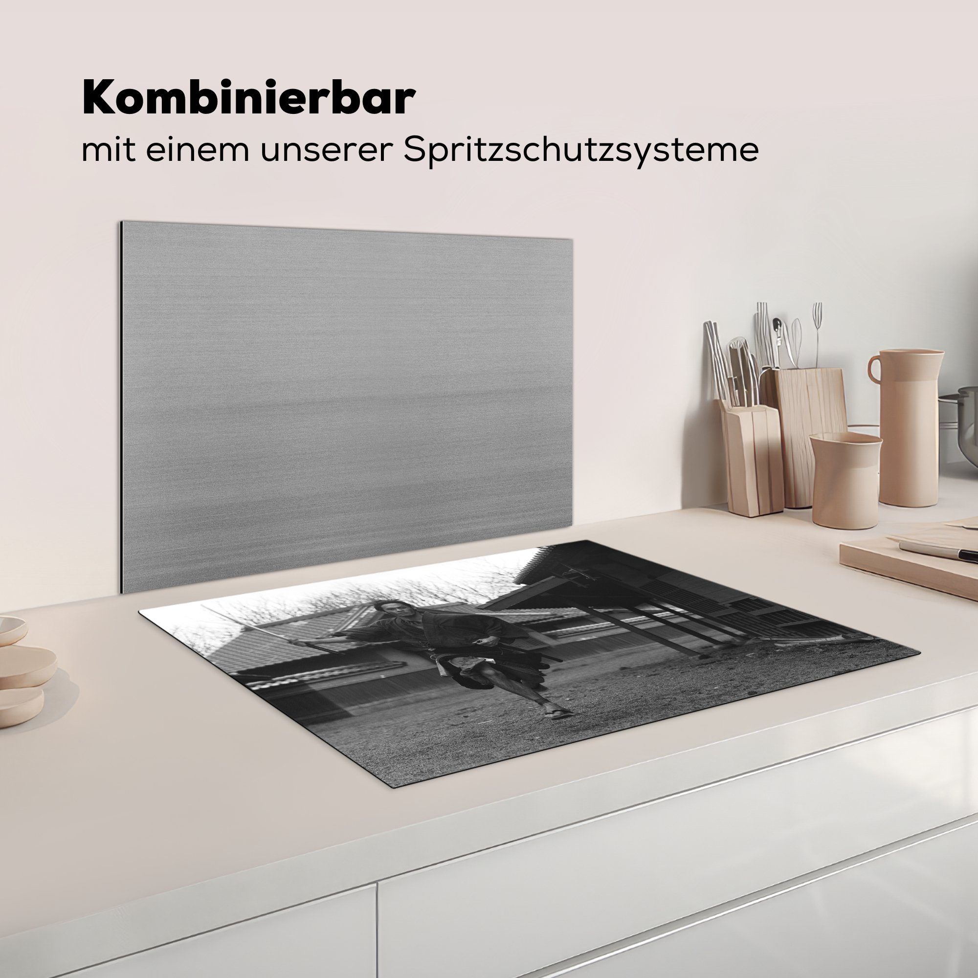 eines tlg), Induktionskochfeld für Vinyl, Schwarz-Weiß-Foto Samurai, Ceranfeldabdeckung Herdblende-/Abdeckplatte die (1 71x52 küche, laufenden MuchoWow cm, Schutz