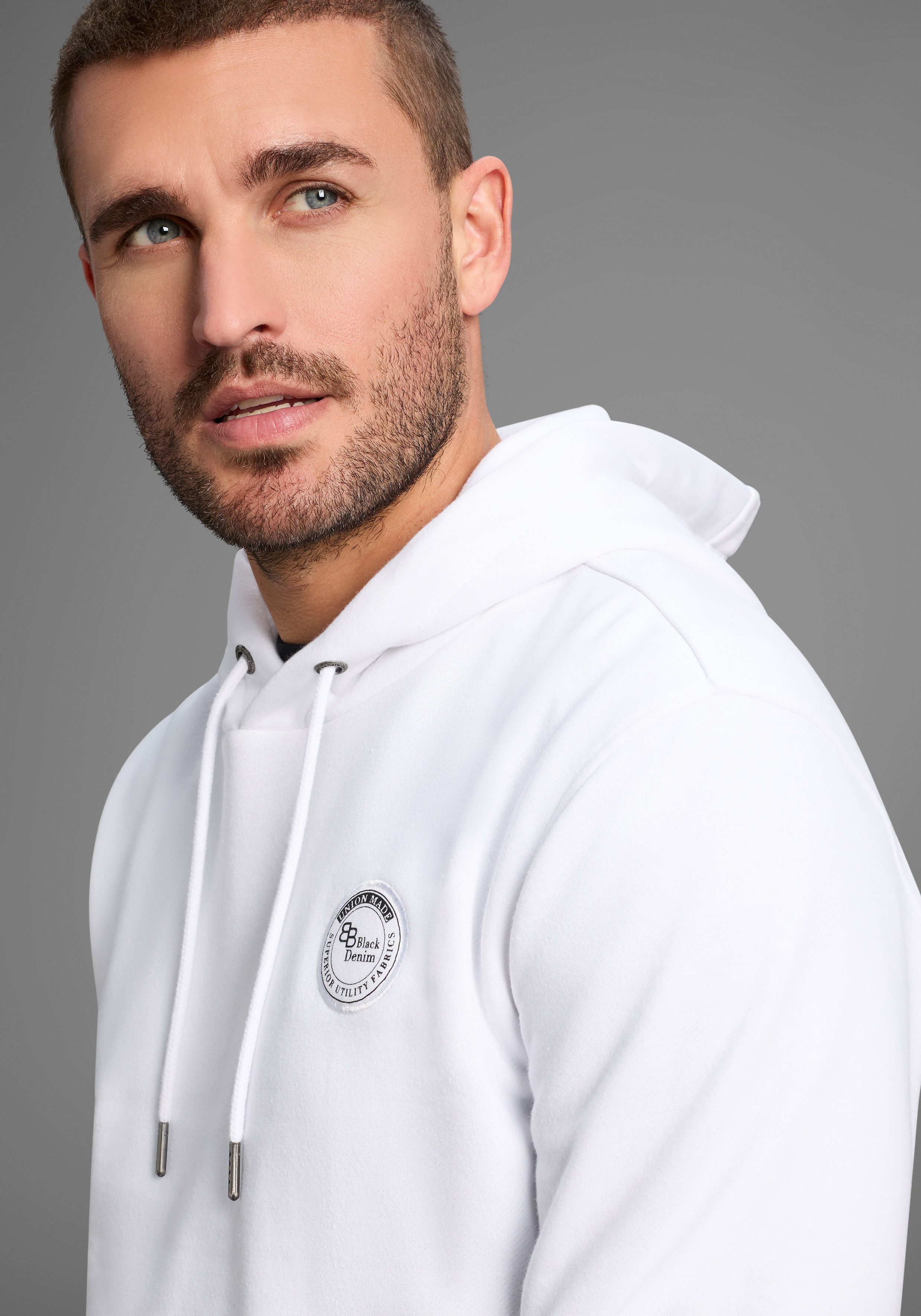 Bruno Banani Kapuzensweatshirt langärmlig, schmal geschnitten, bedrucktes Design. Reduzierter Preis € 24,49. Unverbindliche Preisempfehlung € 34,99