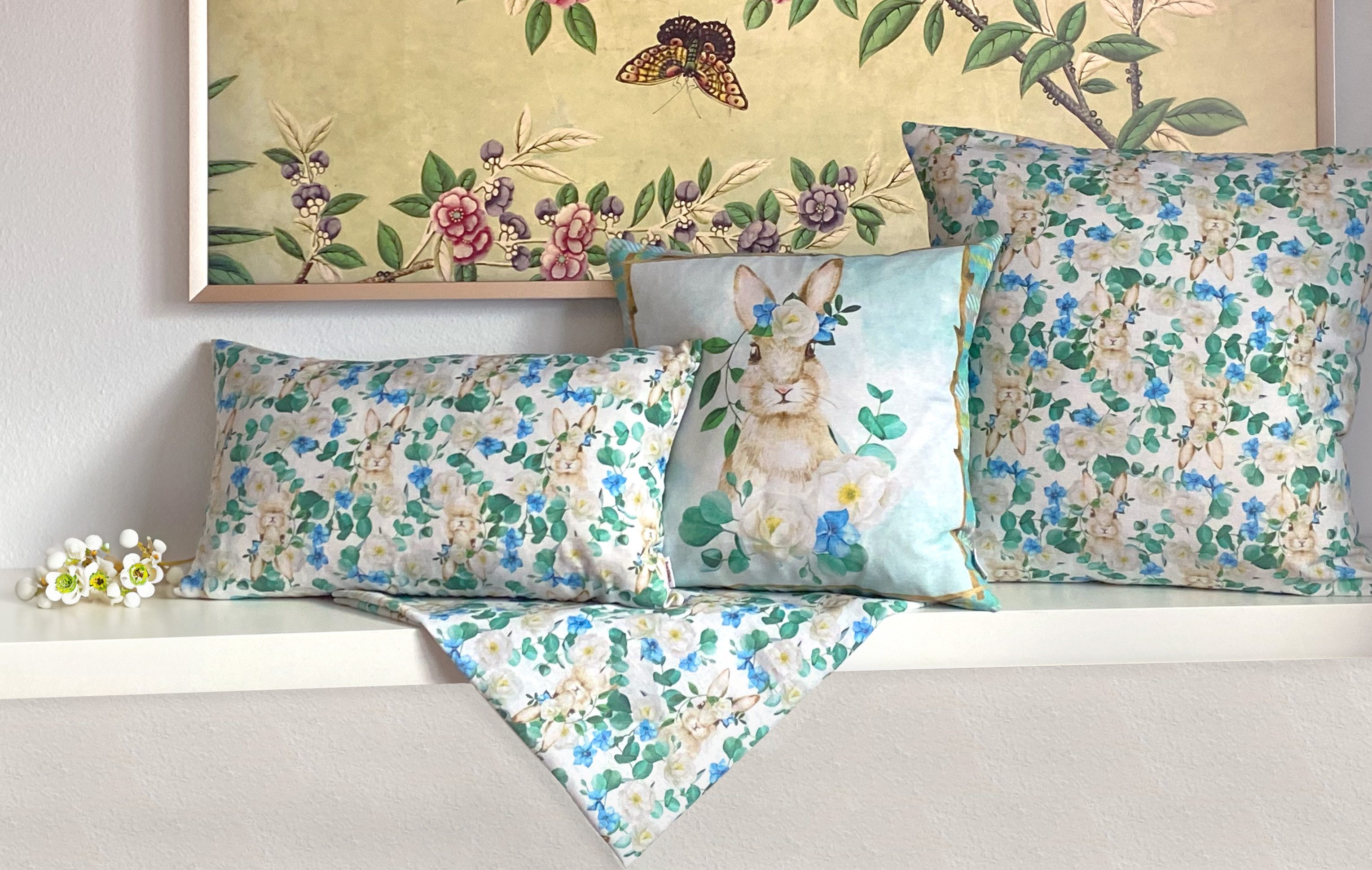 beties Mitteldecke Hase Tilda (1-tlg, 1 Stück Mitteldecke), Eukalyptus-Ranken mit blauen und weißen Blumen
