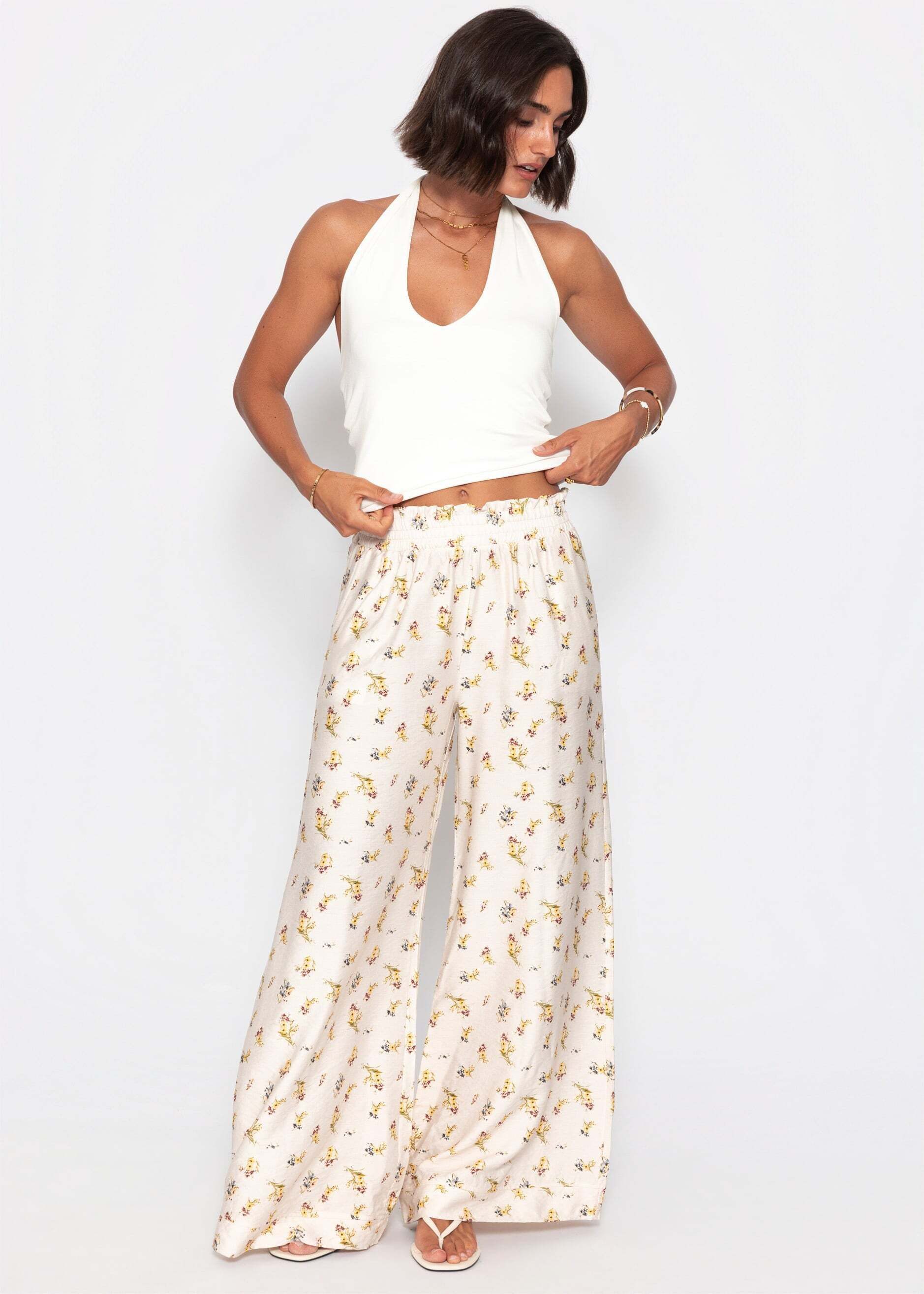 SASSYCLASSY Stoffhose Palazzo Hose mit floralem Print für Damen Sommerliche Hose mit weitem Bein und elastischem Bund Hellbeige