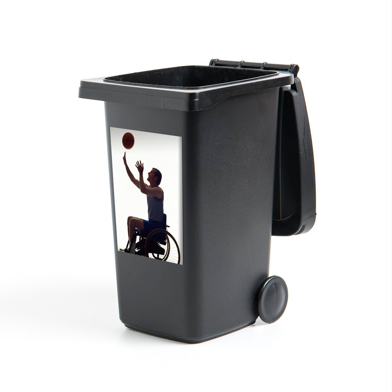 MuchoWow Wandsticker Silhouette eines Basketballspielers im Rollstuhl, der auf den Korb (1 St), Mülleimer-aufkleber, Mülltonne, Sticker, Container, Abfalbehälter