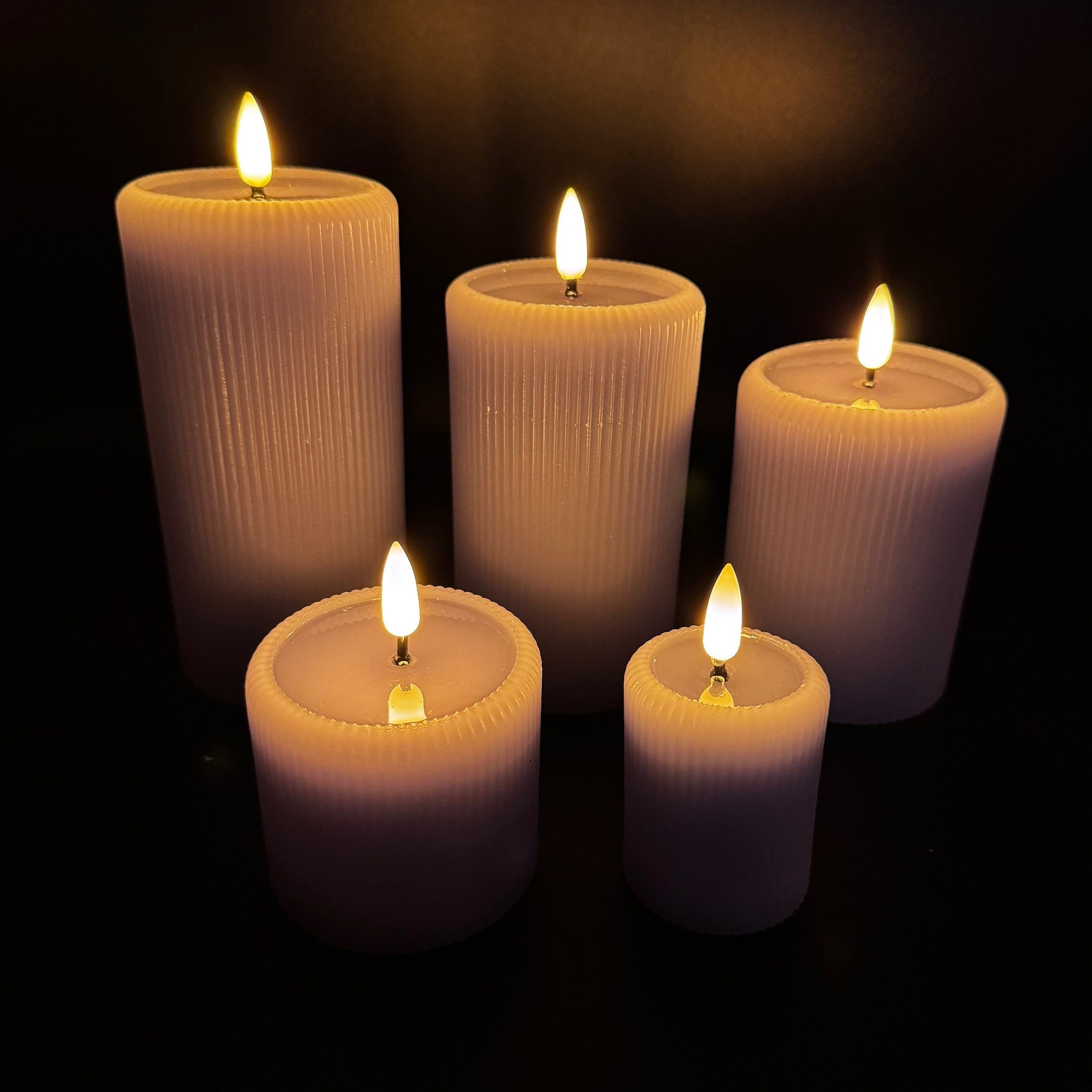 Online-Fuchs LED-Kerze 5er Set moderne LED-Kerzen in Rillenoptik mit 6-Stunden Timer (Touch-Funktion, Blau, Creme oder Grau), realistische Kerzenflamme mit Spiegeloptik im Wachs