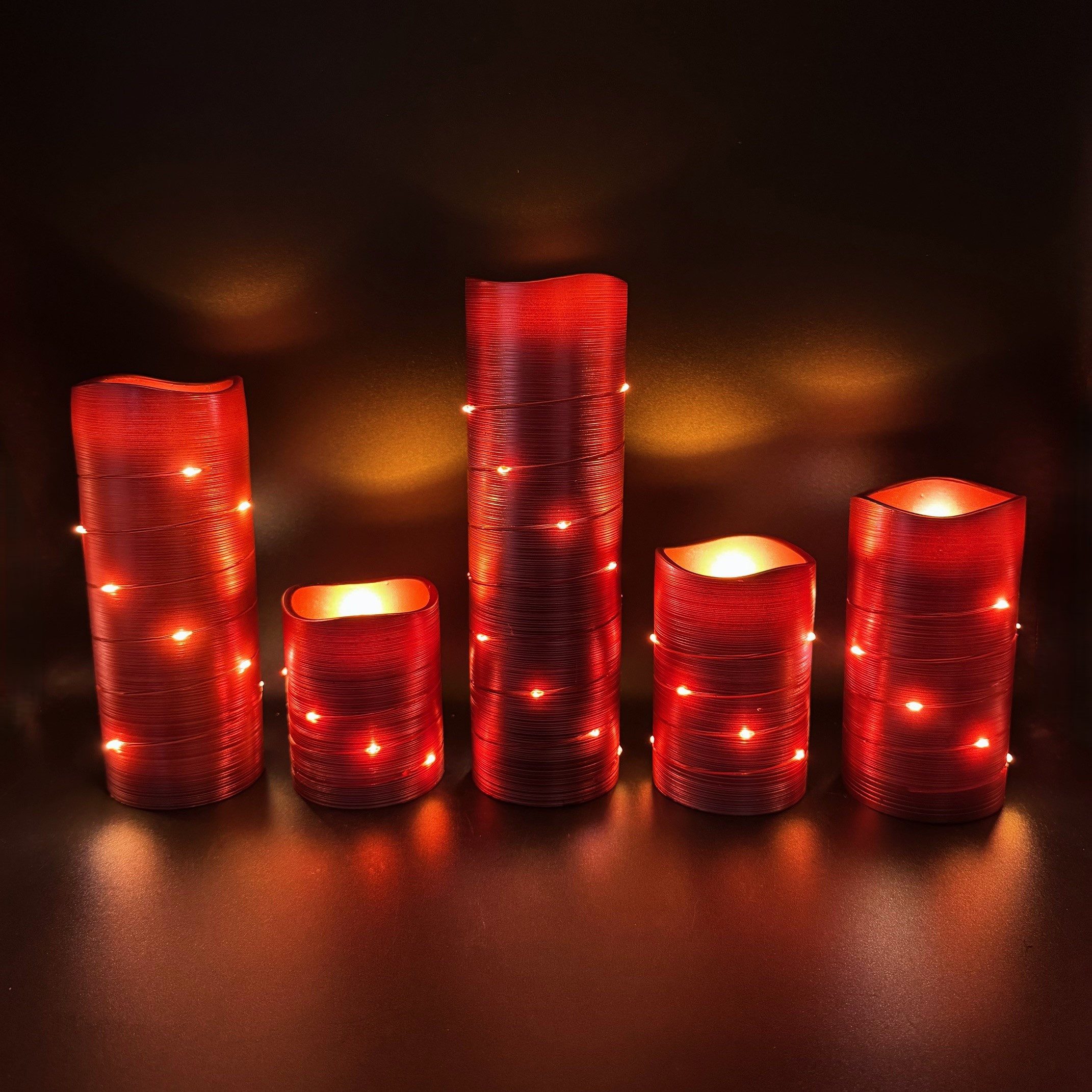 Online-Fuchs LED-Kerze 5er Set große Metallic LED-Kerzen mit Lichterkette umwickelt und Timer (warmweiße Beleuchtung, Rot, Blau, Salbei, Champagner & Berry), inkl. 6-Stunden Timerfunktion - realistische Acrylflamme