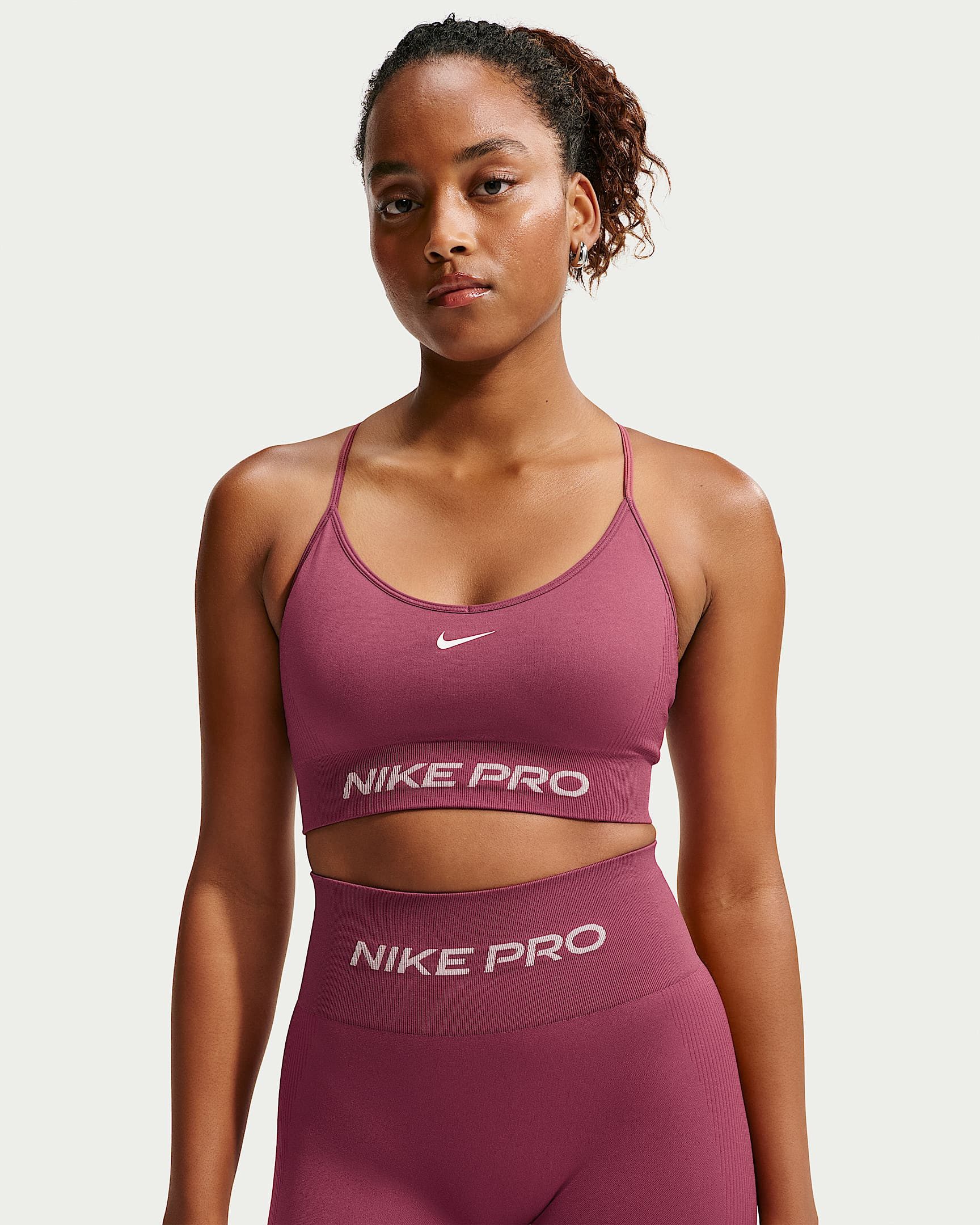 Nike Soft-BH Nike Pro Seamless Women's Light-Support Padded Sports Bra mit leichtem Halt, nahtlose Verarbeitung