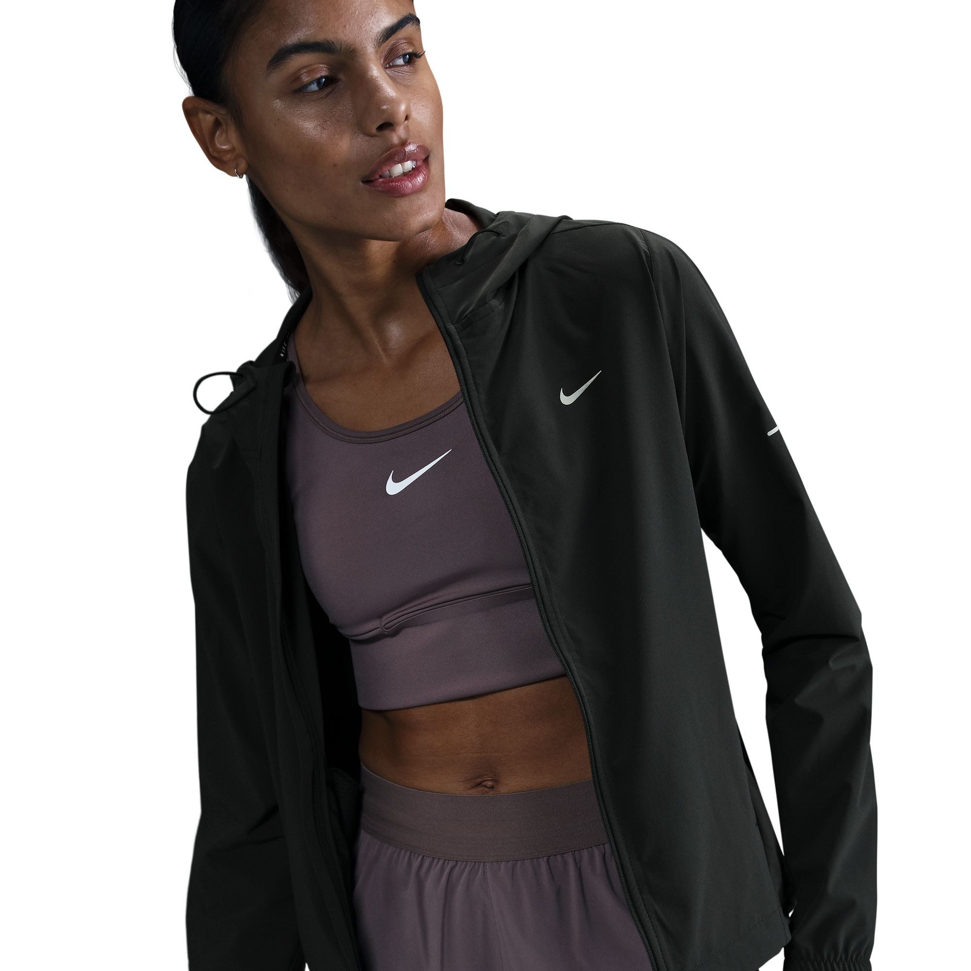 Nike Laufjacke W NK SWIFT RPL PKBL JKT mit Kapuze und Kordelzug, atmungsaktiv, wasserabweisend, windabweisend