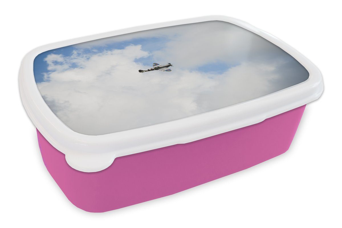 MuchoWow Lunchbox Spitfire-Flugzeug in einem bewölkten Himmel, Kunststoff, (2-tlg), Brotbox für Erwachsene, Brotdose Kinder, Snackbox, Mädchen, Kunststoff rosa