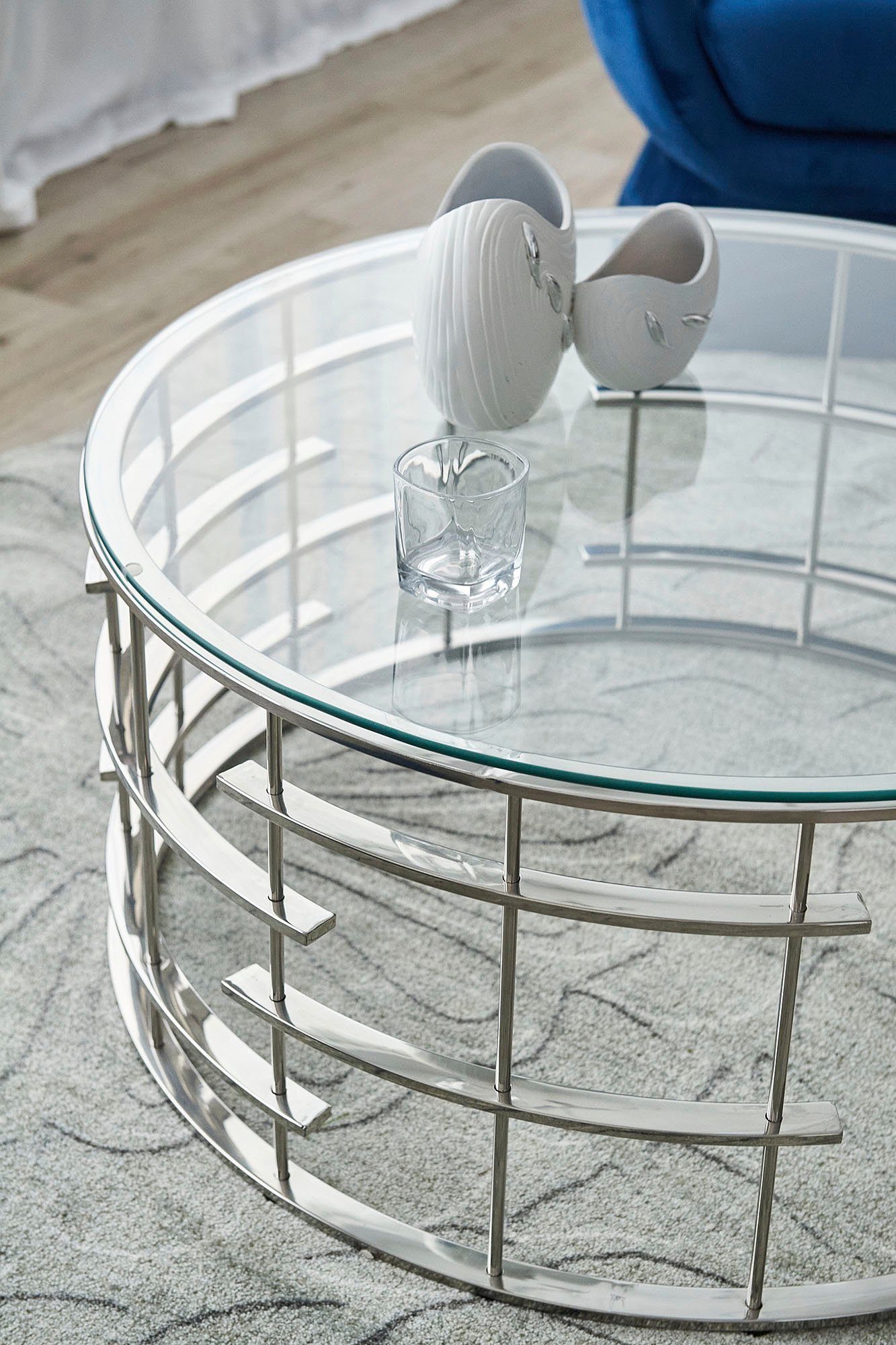 SalesFever Couchtisch Glastisch: Stil und Funktionalität Wohnzimmertisch, Gestell gefertigt aus rostfreiem Edelstahl