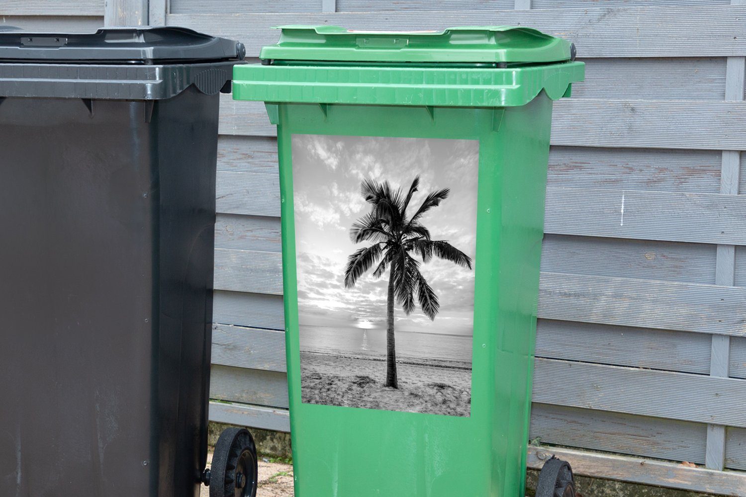 Strand Abfalbehälter St), (1 Container, Sonnenuntergang Wandsticker und Mülleimer-aufkleber, Palme Mülltonne, weiß bei schwarz am - MuchoWow Sticker,