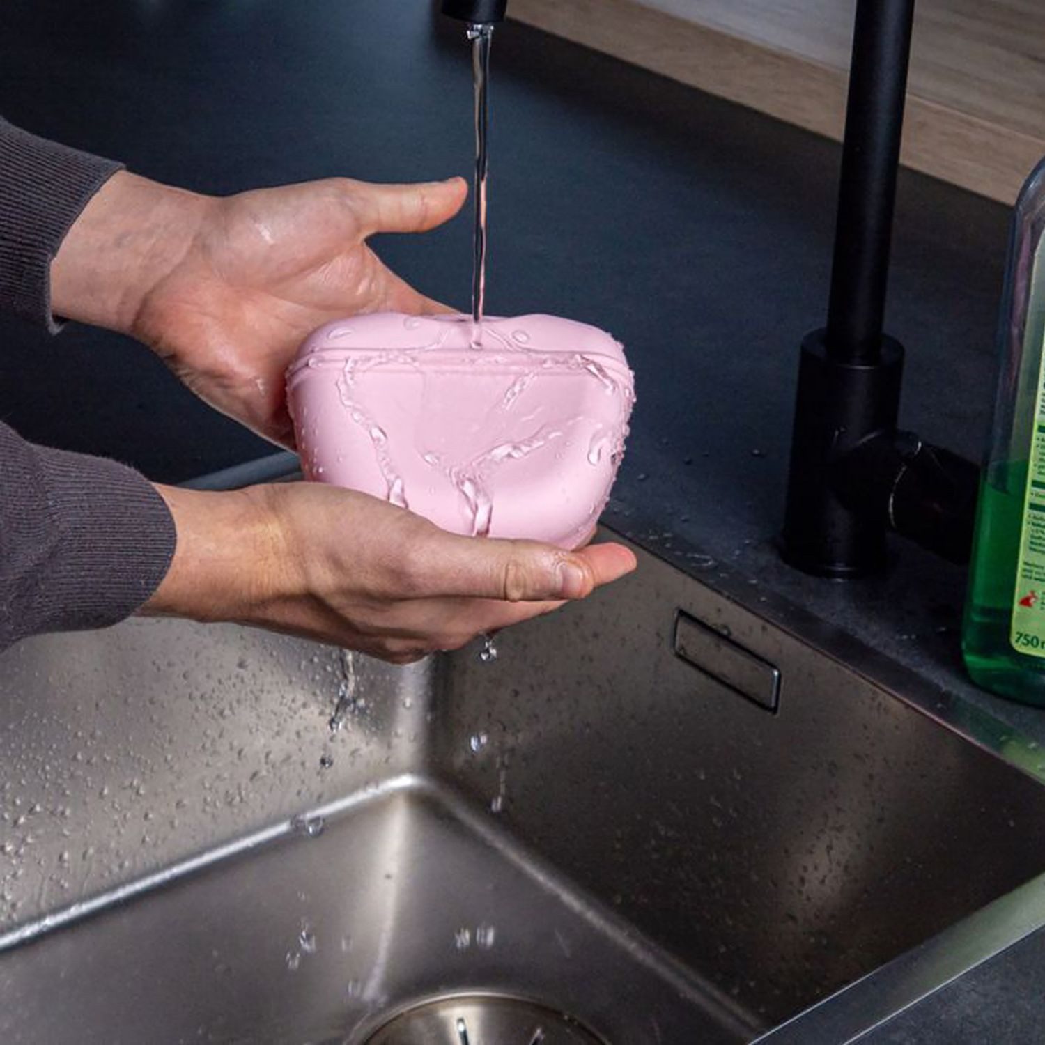 Intirilife Hundeleine, Kunststoff (Set, 2-tlg., 1x Leckerlibeutel, 1x Trinkflasche), Hunde Set Rosa: Silikon Leckerlibeutel & Kunststoff Trinkflasche