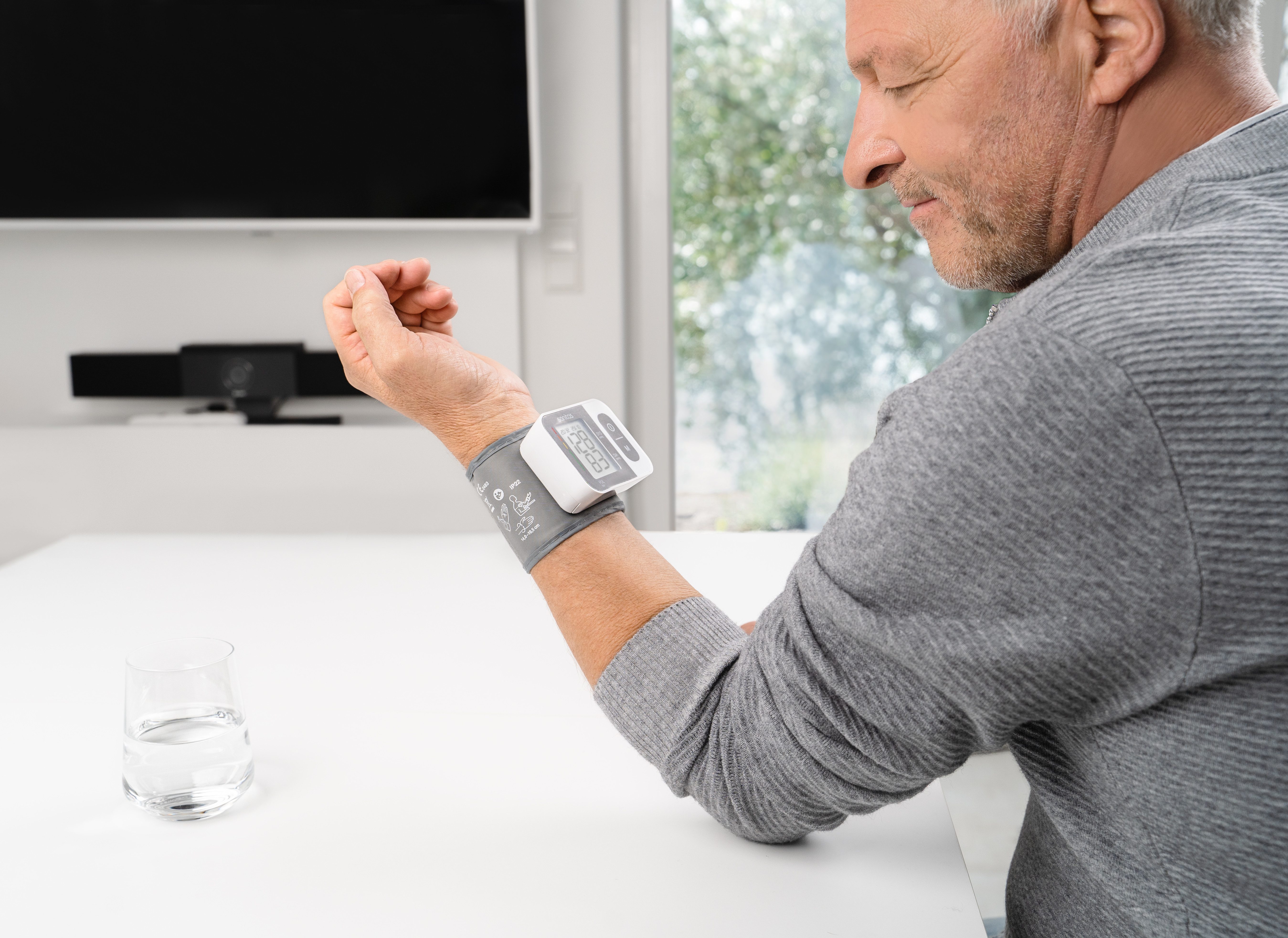 Sanitas Handgelenk-Blutdruckmessgerät SBC 15 für vollautomatische Messungen von Blutdruck und Puls, Medizinprodukt, inkl. Aufbewahrungsbox, 2 x 60 Speicherplätze