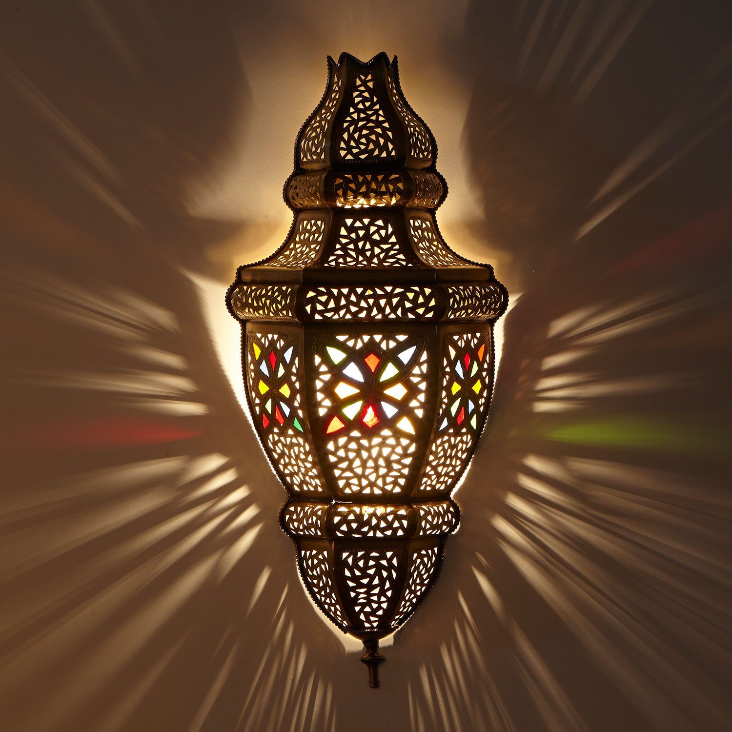 Casa Moro Wandleuchte Marokkanische Wandlampe Ayah aus Messing 51x23 cm, Kunsthandwerk mit filigranen Ornamenten und farbigen Glaselementen