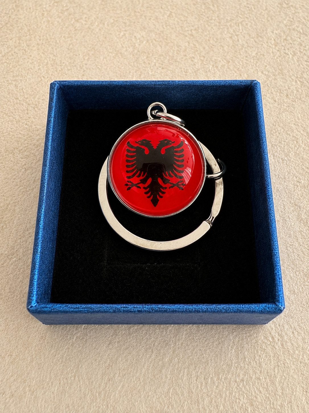 Stelby Schlüsselanhänger mit Gravur Albanien Flagge Schlüsselanhänger 3D mit Geschenkbox (Weihnachtsgeschenk, Geburtstagsgeschenk, Valentinstaggeschenk, Gravur mit Glow-Effekt), langlebig, pflegeleicht, unisex