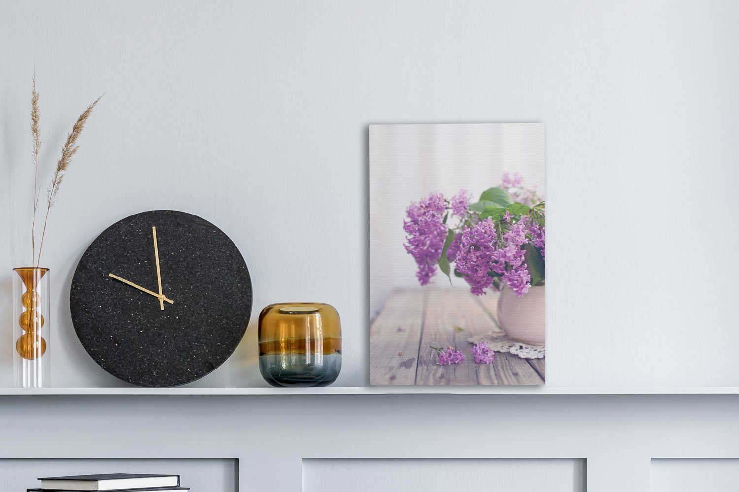 OneMillionCanvasses® Leinwandbild Vase mit einem Leinwandbild 20x30 dem inkl. lila cm auf Zackenaufhänger, fertig bespannt Gemälde, Flieder St), (1 Tisch