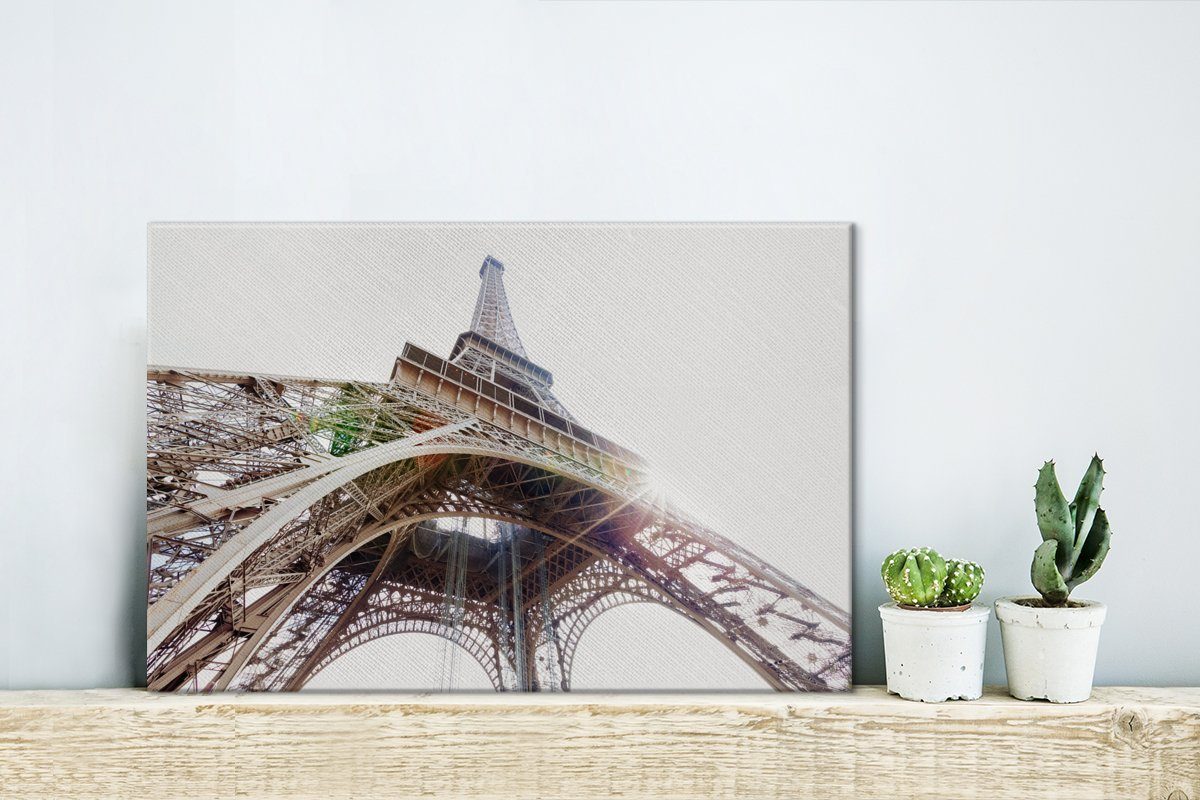 (1 Leinwandbilder, St), Der mit Leinwandbild Aufhängefertig, Wanddeko, Eisenrahmen, den OneMillionCanvasses® Sonnenstrahl 30x20 einem Wandbild Eiffelturm cm durch