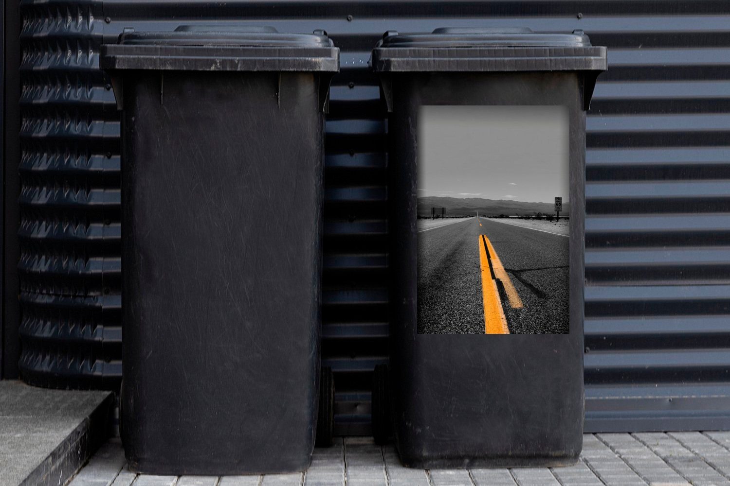 Linienmarkierungen St), Wandsticker Abfalbehälter Container, (1 mit Mülleimer-aufkleber, Mülltonne, Sticker, Straße einer MuchoWow Schwarz-Weiß-Foto gelben