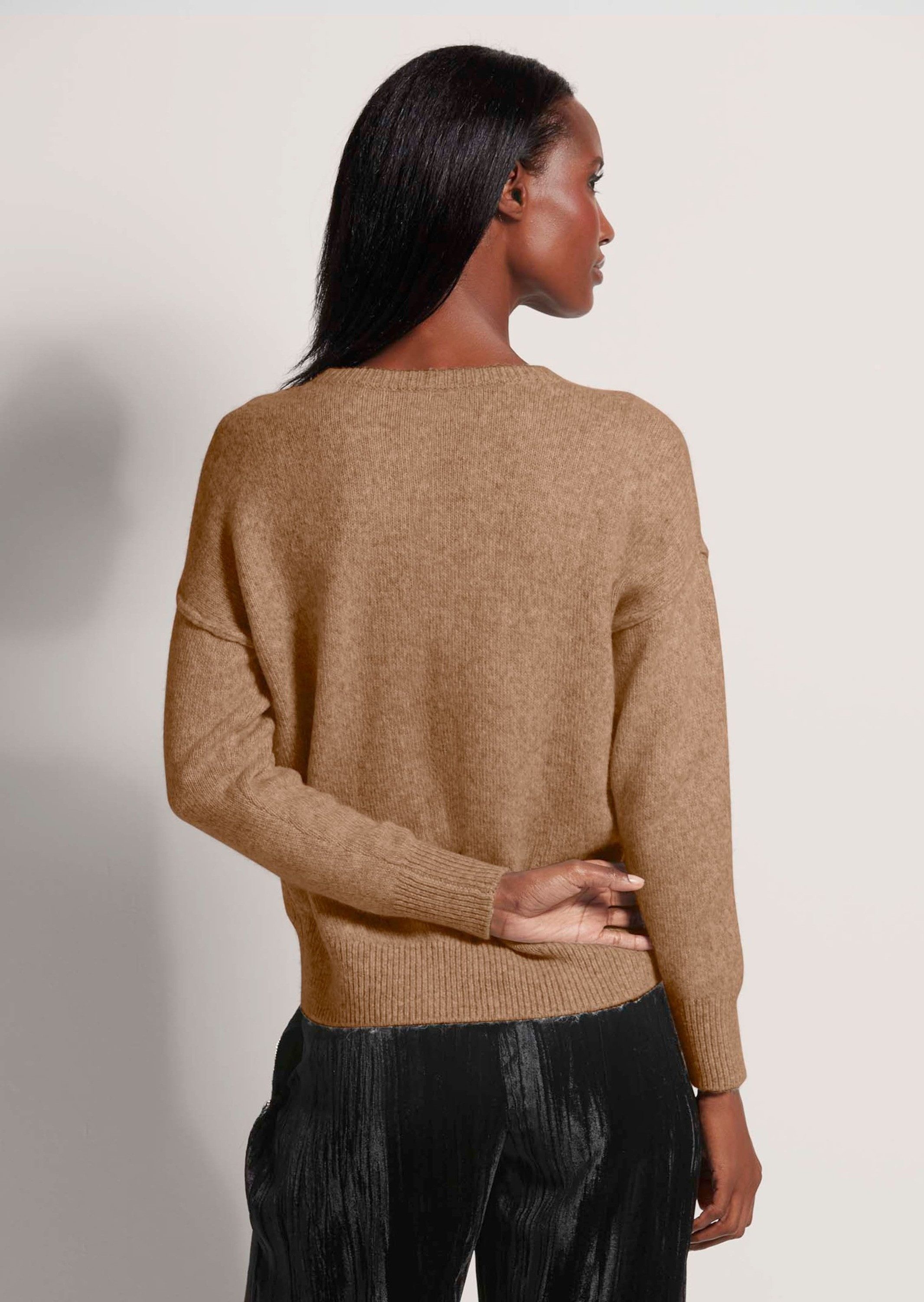 MADELEINE Strickpullover Rundhals-Pullover mit Applikation Uni-Design mit klassischem Rundhalsausschnitt und Langarm
