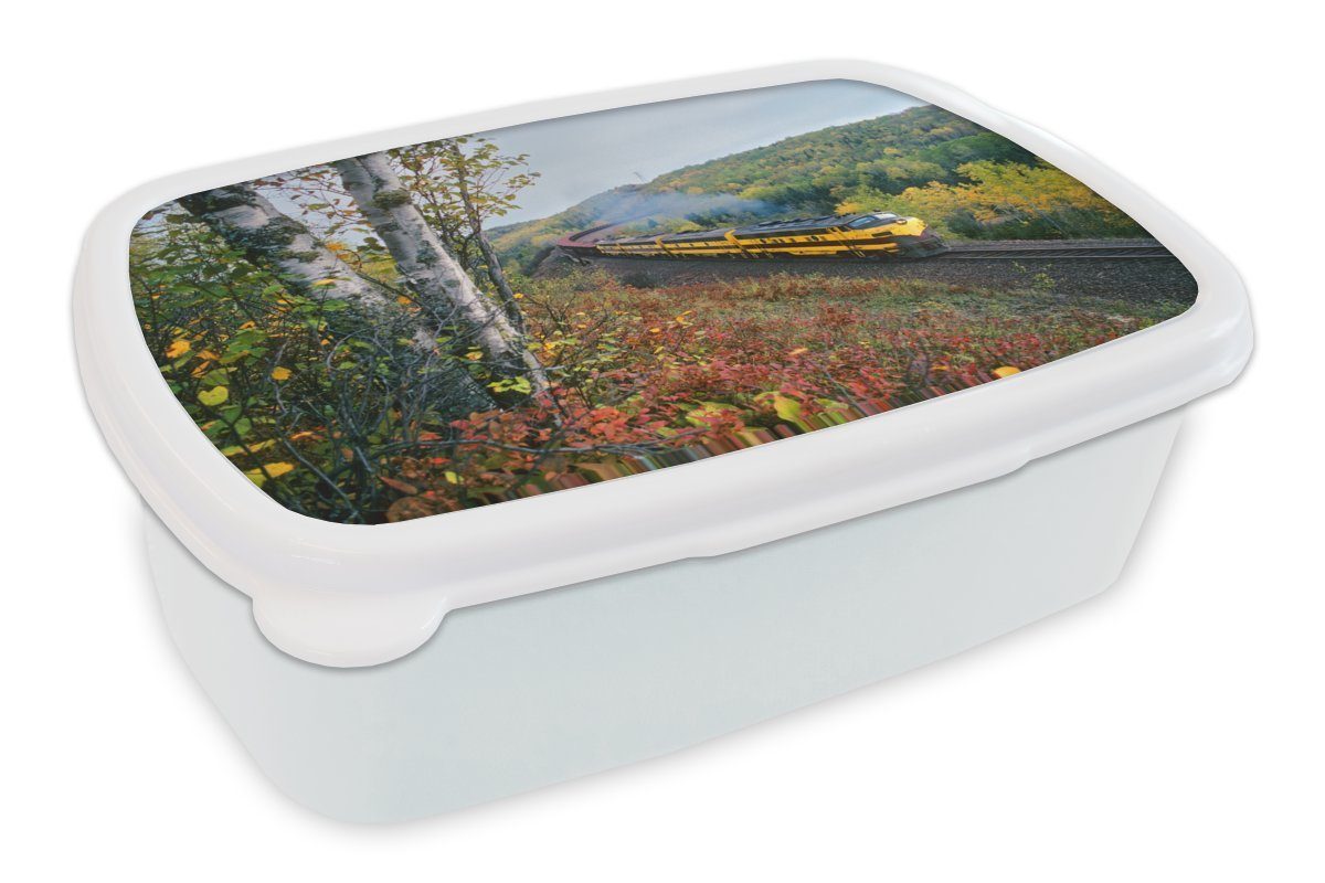 MuchoWow Lunchbox Ein gelber Dampfzug in einer grünen Landschaft, Kunststoff, (2-tlg), Brotbox für Kinder und Erwachsene, Brotdose, für Jungs und Mädchen weiß