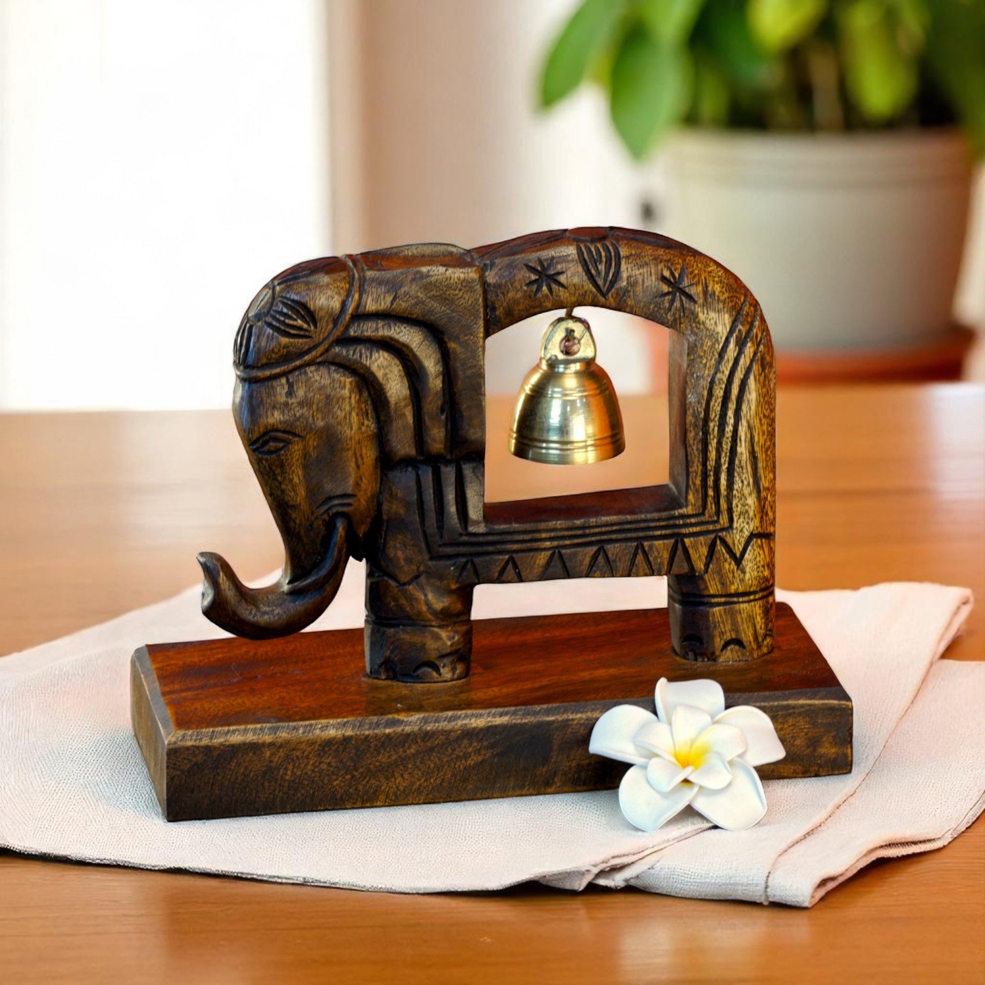 Kinaree Skulptur Elefant mit Bronze Glocke, Schnitzerei, Unikat, inkl. Bronzeglocke