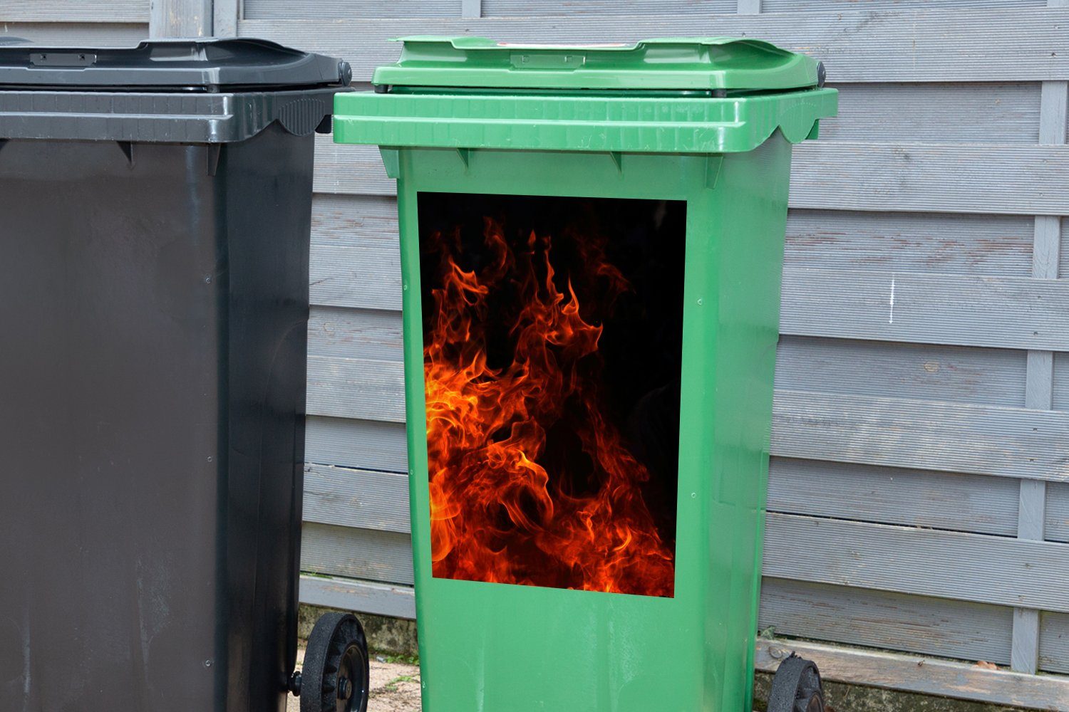 Mülleimer-aufkleber, Große Wandsticker und Container, Hintergrund Abfalbehälter (1 lange St), MuchoWow schwarzen einem Flammen Mülltonne, auf Sticker,
