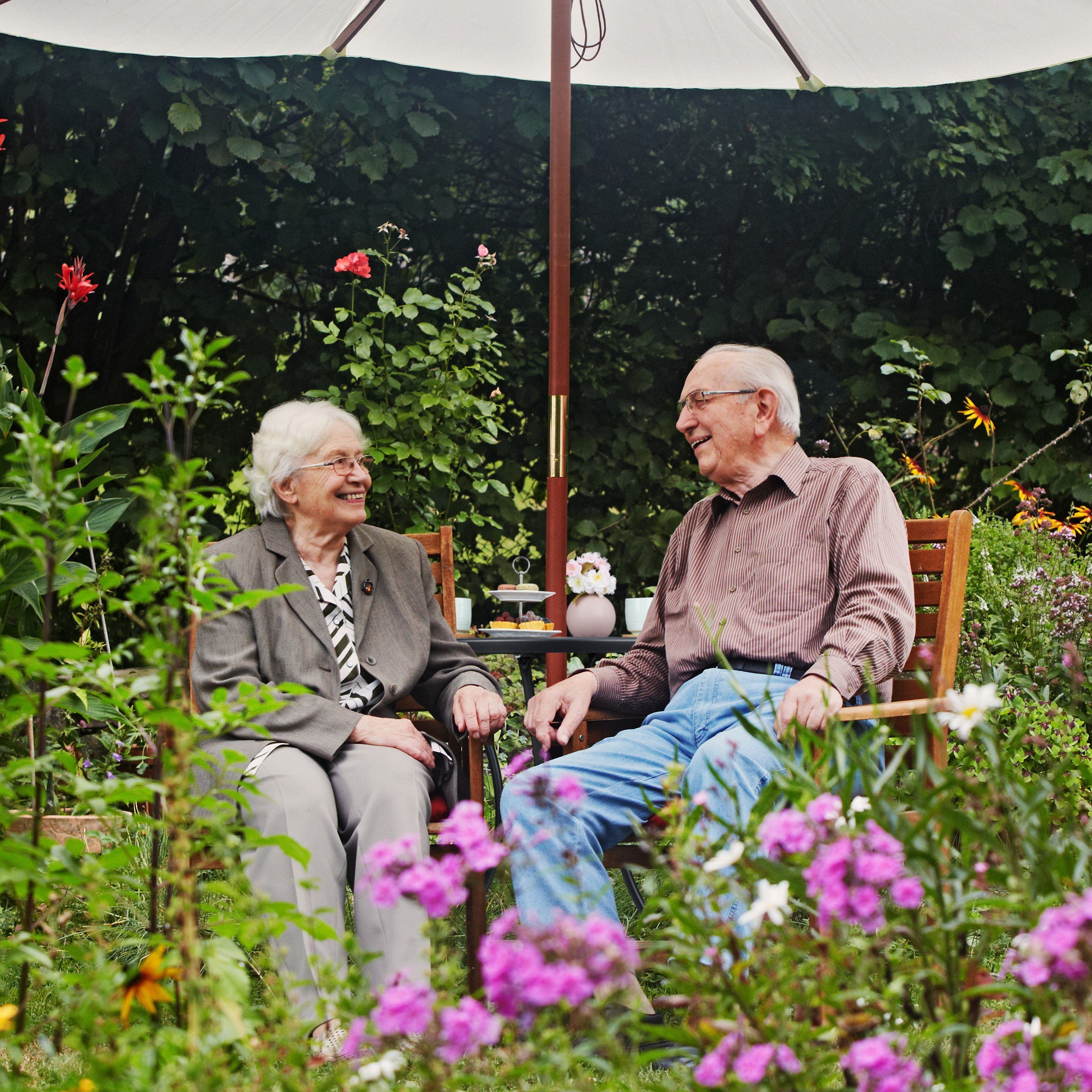 relaxdays Gartentisch mit Schirmloch schwarz (1-teilig, 1-St)