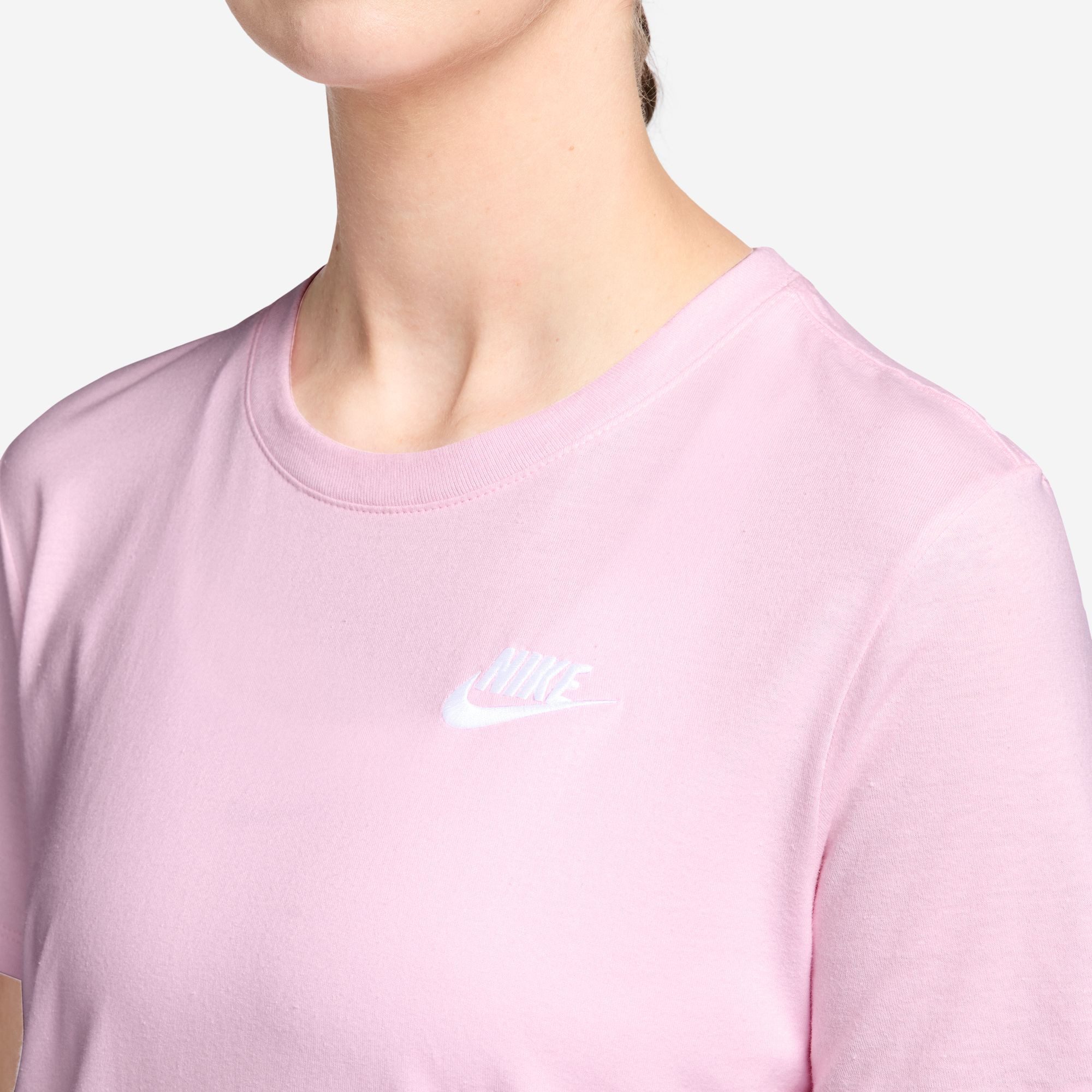 Nike Sportswear T-Shirt W NSW CLUB SS TEE etwas weiterer Schnitt, kürzere Länge, mit leicht abgerundetem Saum