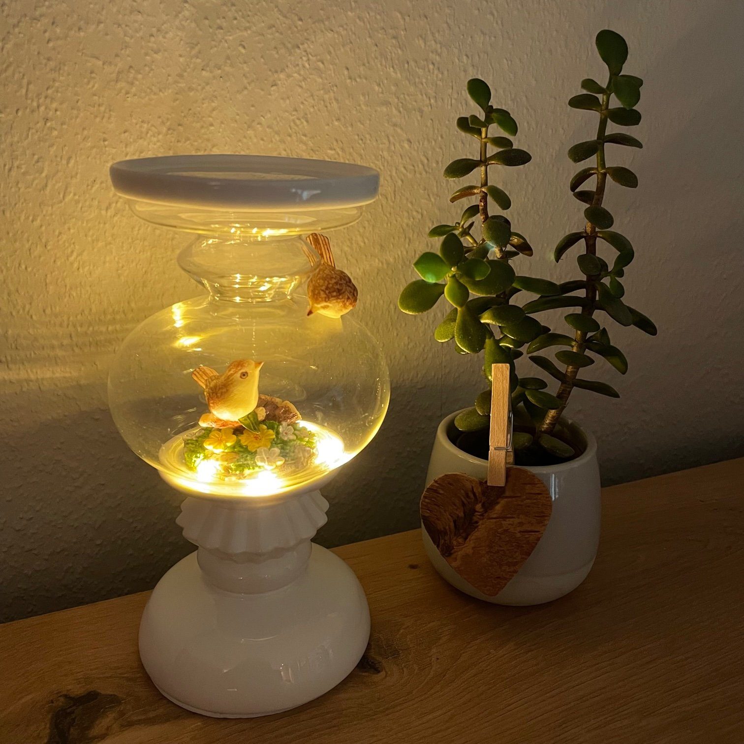 Online-Fuchs Kerzenständer aus Porzellan und Glas mit Vögeln in 3D-Optik, Kerzenhalter (im Inneren mit einem Vogel auf einer Blumenwiese verziert, beleuchtet, inkl. 6 Stunden-Timer, Maße: 18 x 10 cm)
