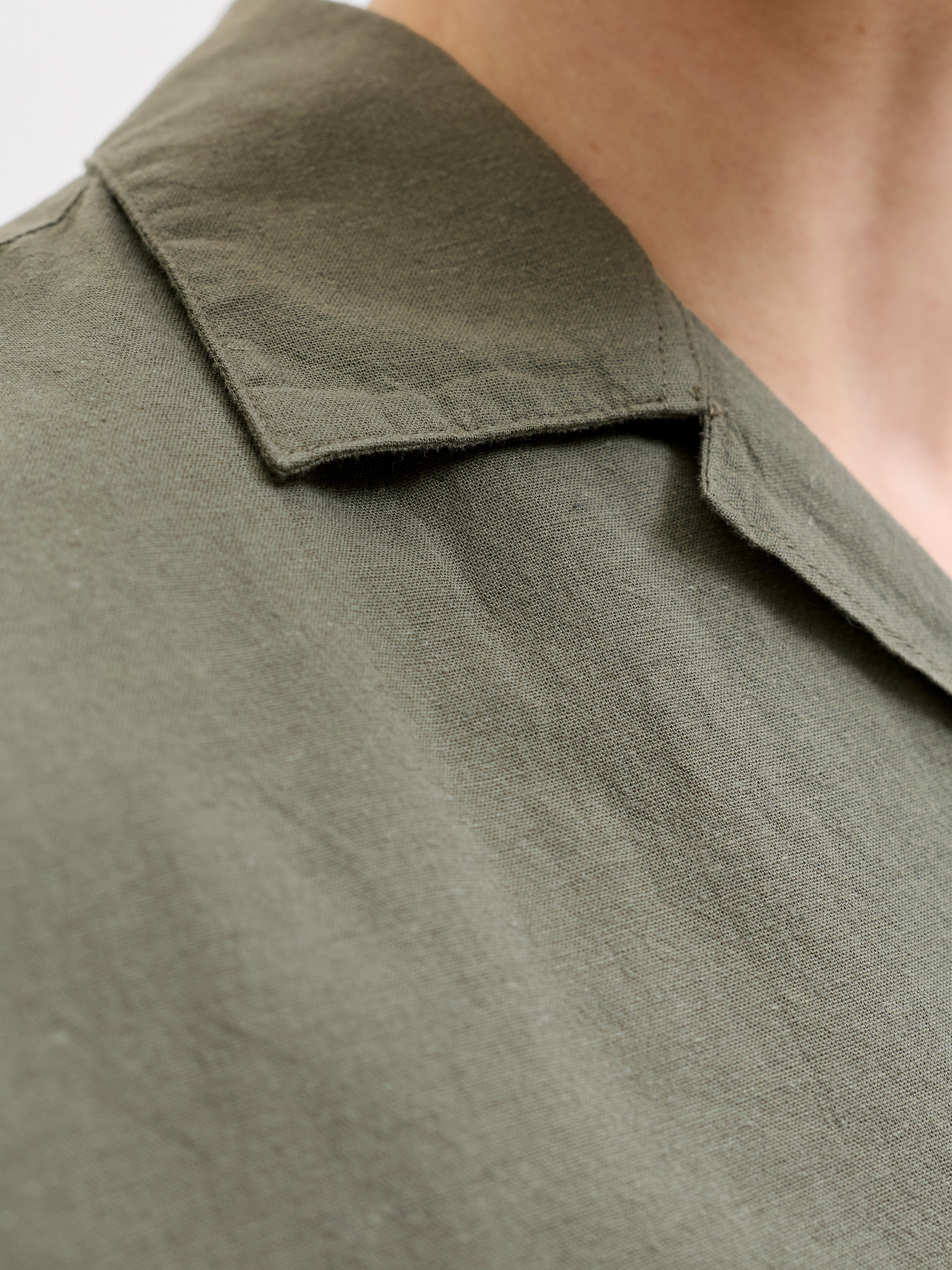 Jack & Jones Kurzarmhemd JJEBREEZE LINEN BLEND RESORT SHIRT SS SN mit Knopfleiste