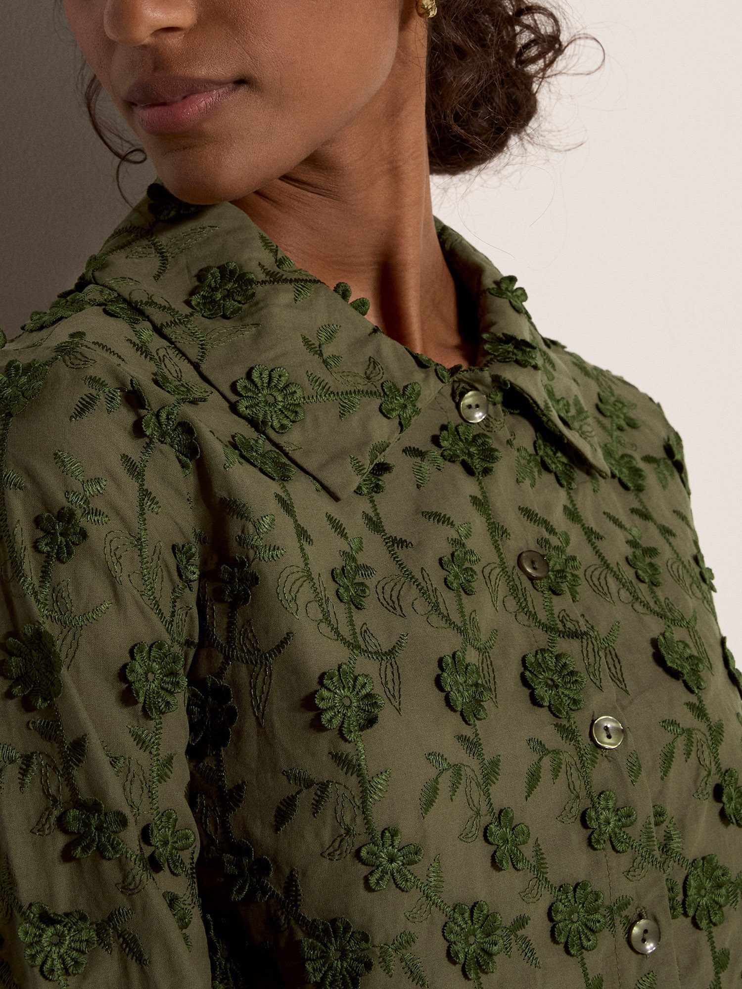 Apricot Spitzenbluse Gekürztes Shirt mit Blumenapplikation mit Blumenapplikation