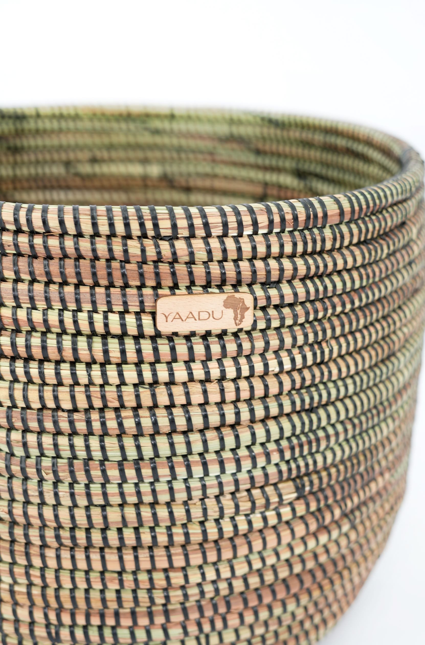 YAADU Allzweckkorb geflochtener Aufbewahrungskorb – Pflanzenkorb, Regalkorb, Ordnung, ca. 30x30 cm - Handgefertigt in Afrika aus traditioneller Flechtkunst
