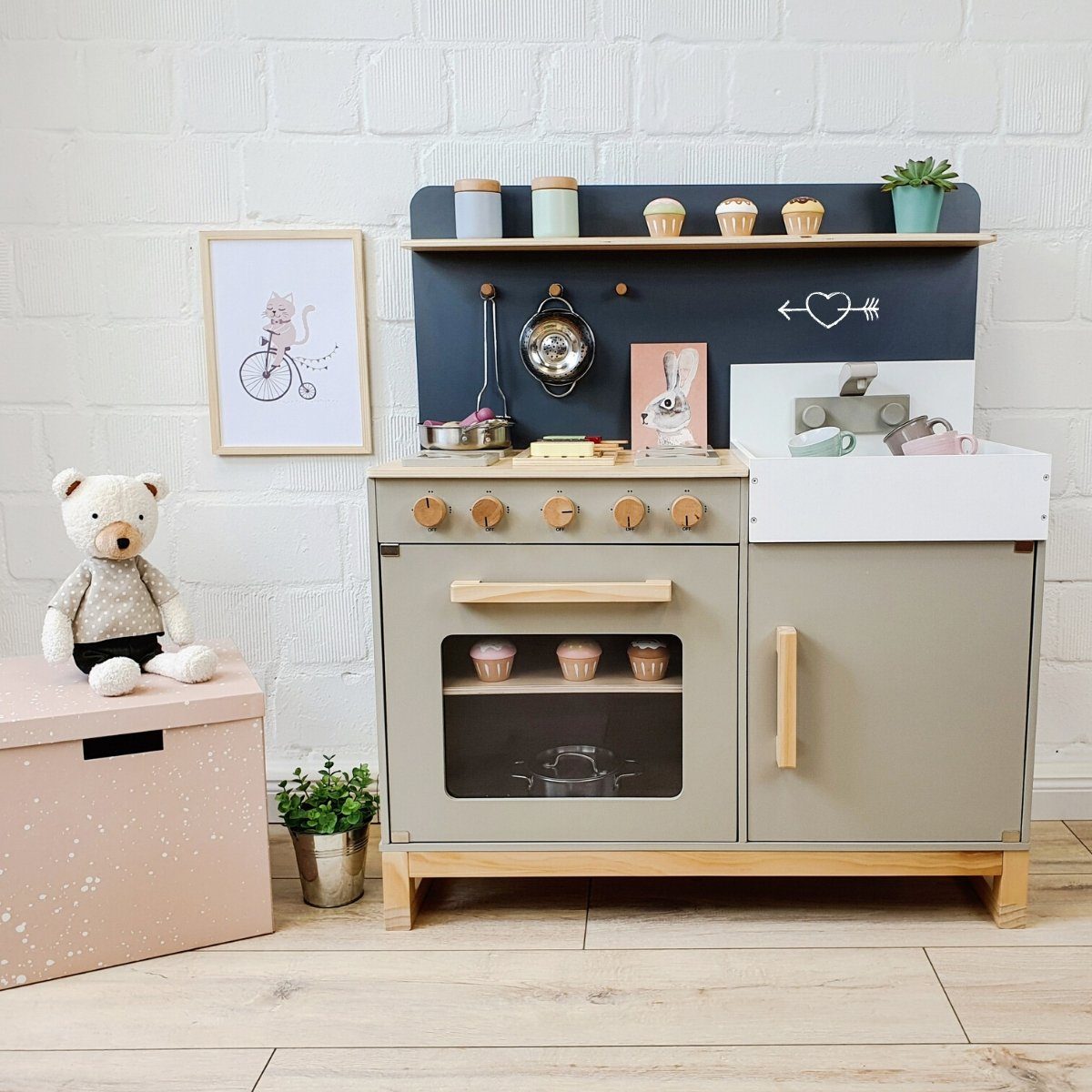 MUSTERKIND® Spielküche Linum, warmgrau/natur Holz günstig online kaufen