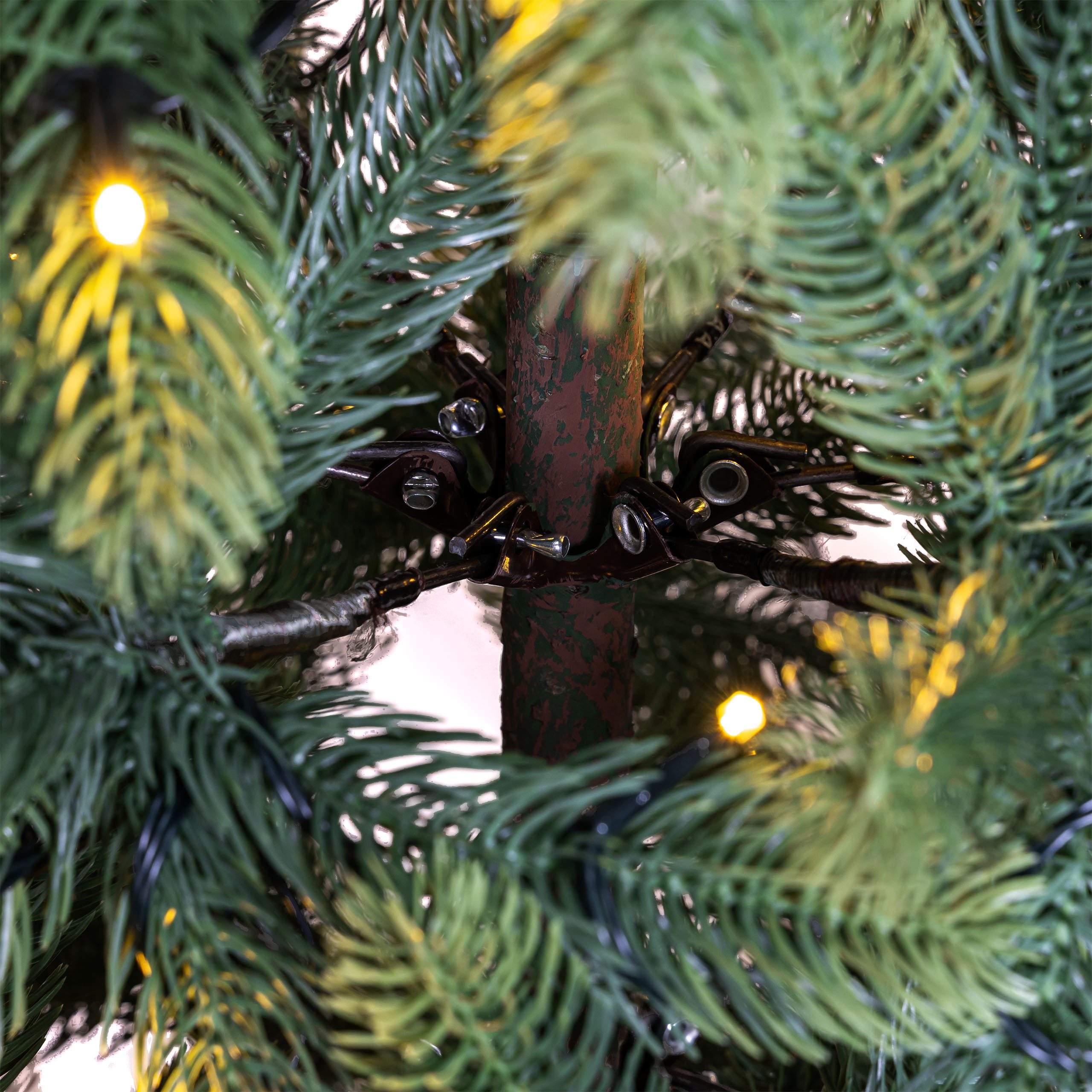 IC Winterworld Künstlicher Weihnachtsbaum 180 cm naturgetreuer künstlicher XL Weihnachtsbaum, Künstliche Normanntanne, Nordmanntannen-Optik, ca. 922 Äste, PE Nadeln, Holz Baumständer