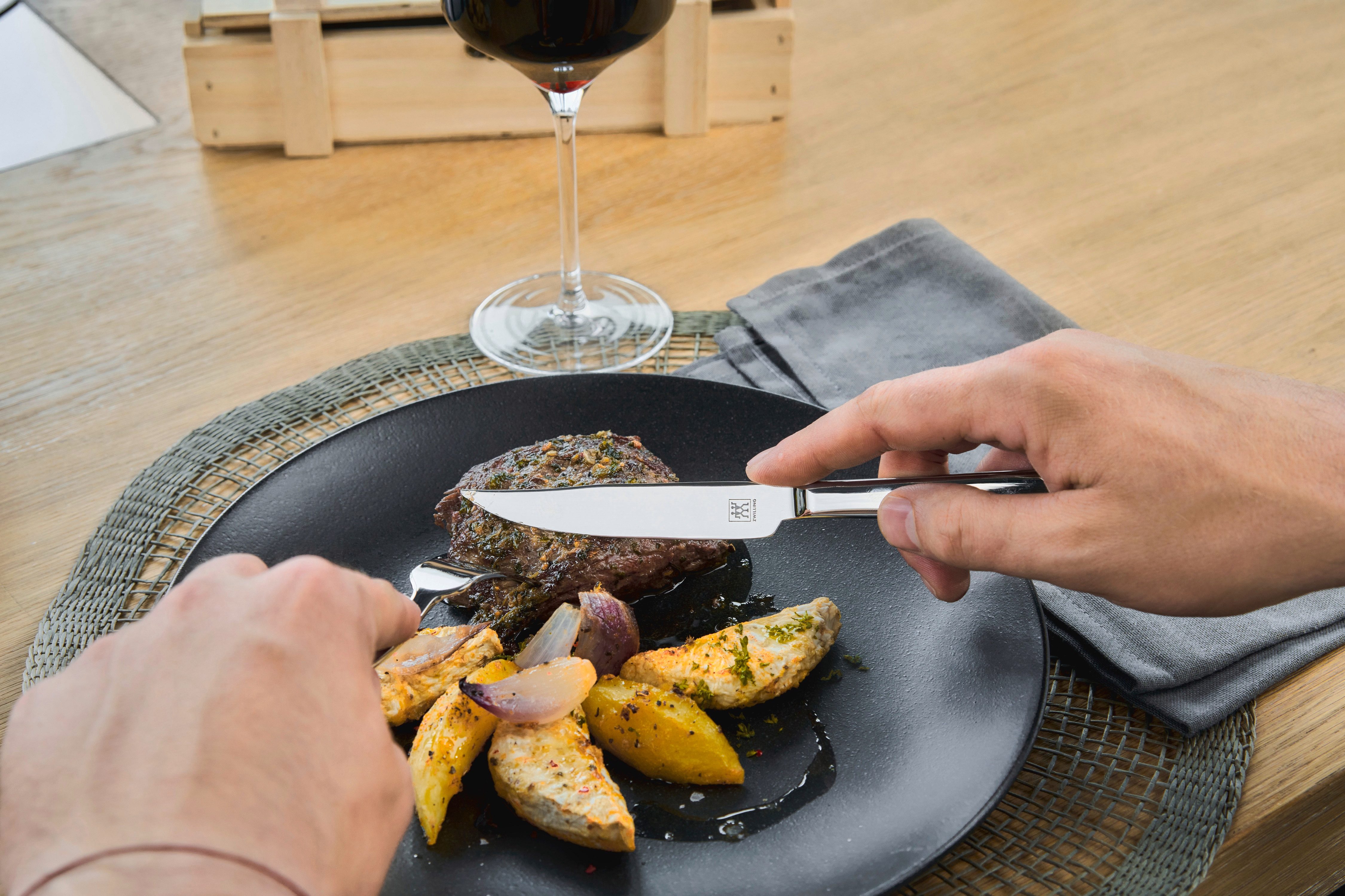 Zwilling Steakbesteck Specials (12-tlg), 6 Personen, Edelstahl 18/10, 18/10 Edelstahl, Rostfrei, Poliert, für bis zu sechs Personen – Bild 5 von 5