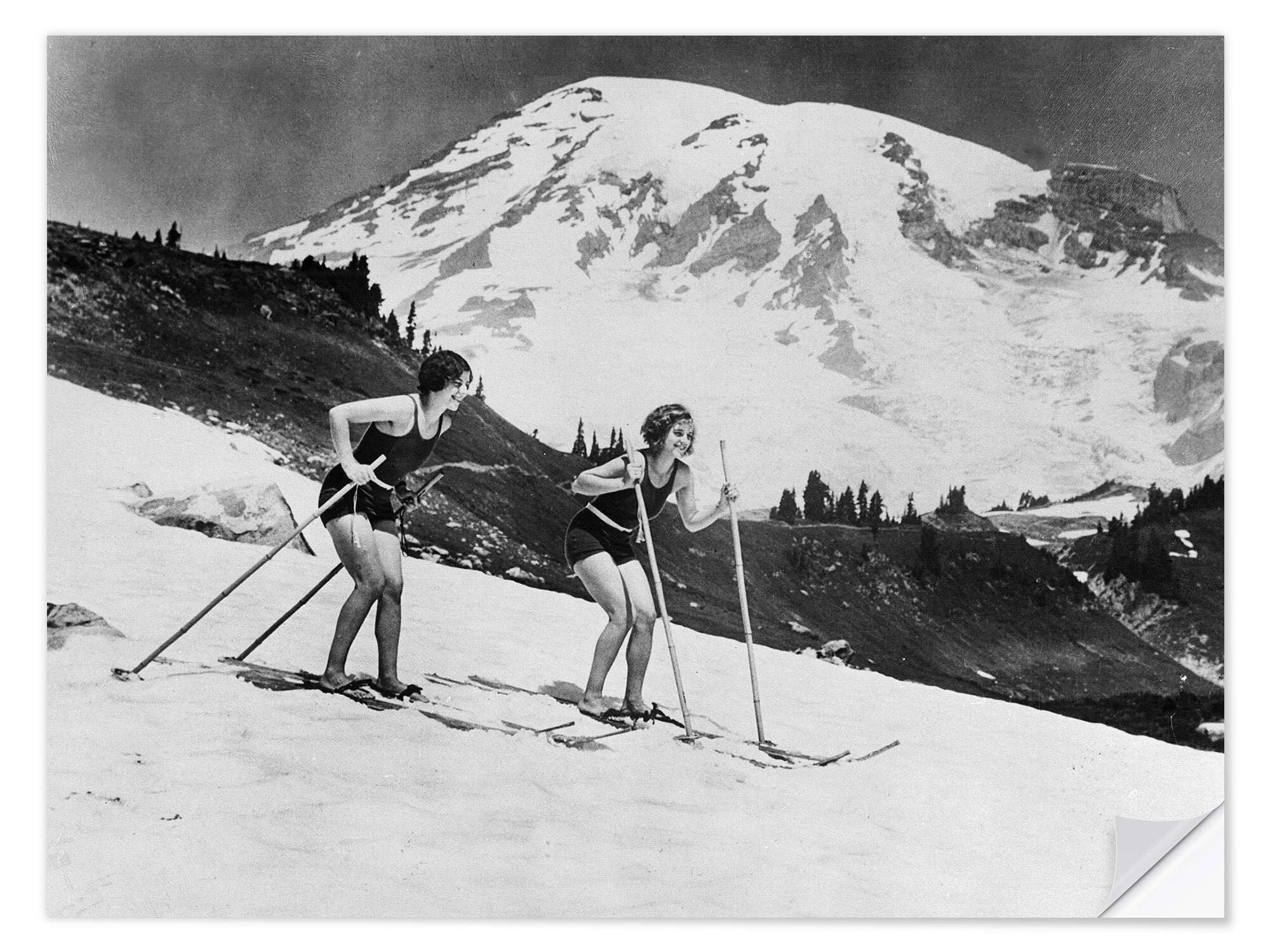 Posterlounge Wandfolie Vintage Ski Collection, Skifahren im Badeanzug, 1930, Vintage Fotografie