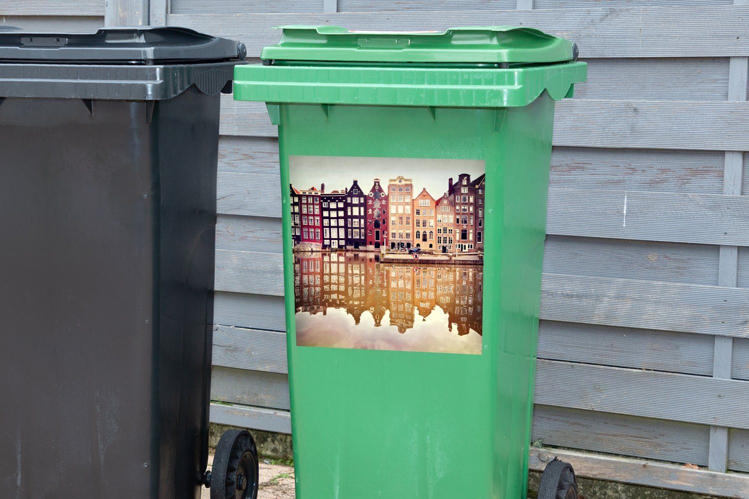 Container, Mülleimer-aufkleber, Mülltonne, - Reflexion MuchoWow - St), Haus Amsterdam Sticker, Wandsticker (1 Abfalbehälter