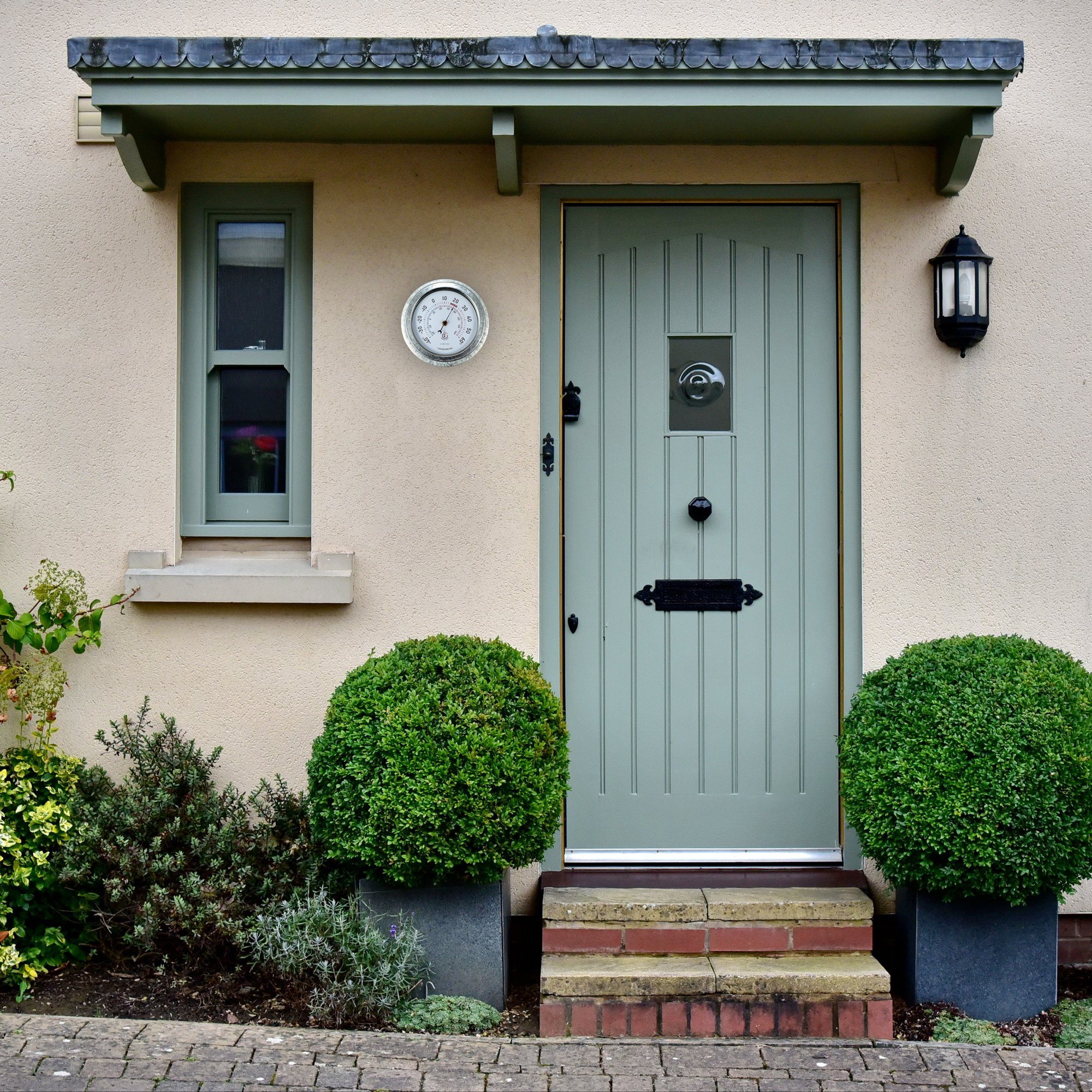 NEXTIME Wanduhr 4302GA (aus Metall mit Messbereich bis 60°C)