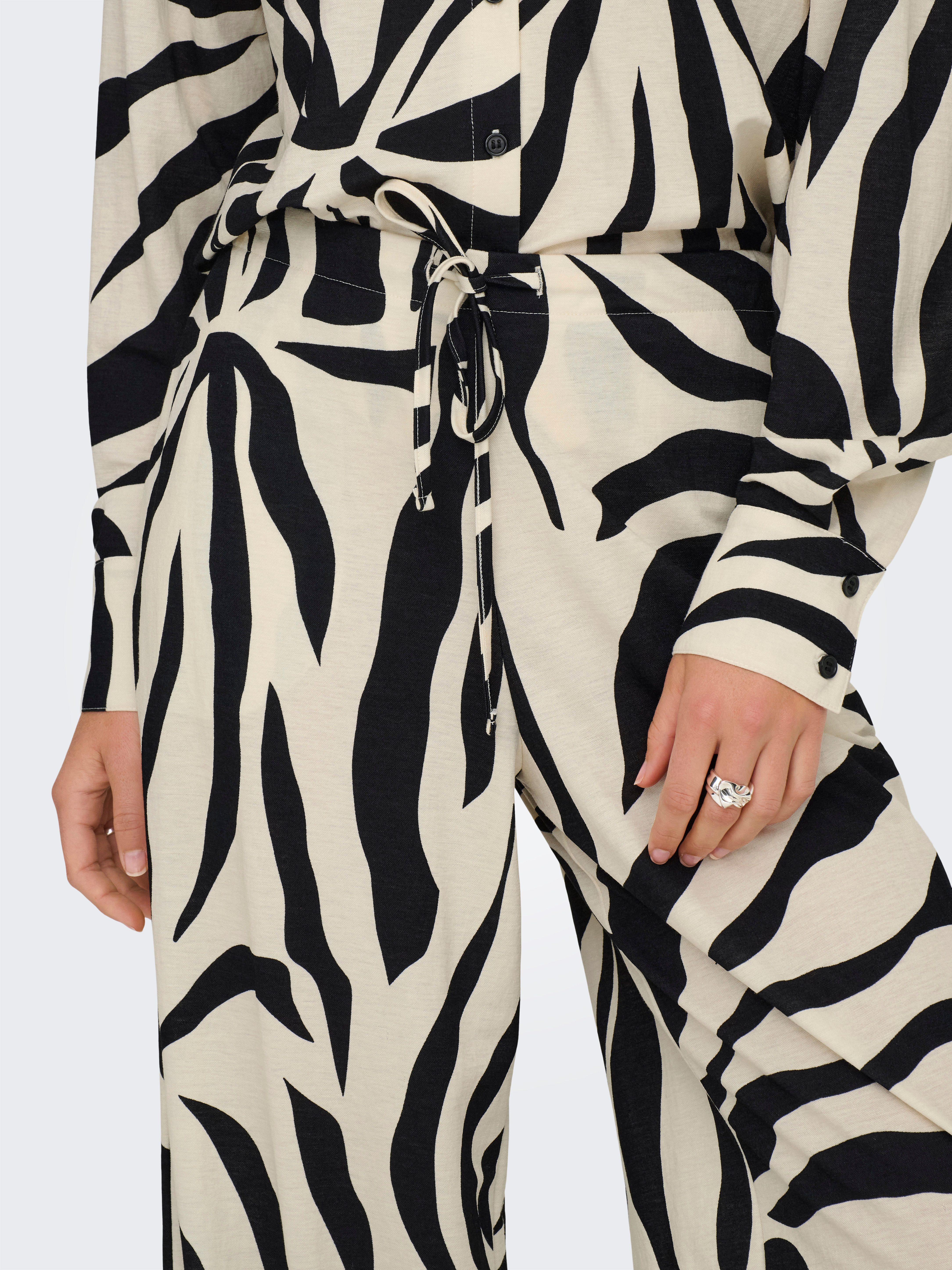 ONLY Schlupfhose ONLSAKURA LOOSE PULL UP PANTS WVN Viskosemischung, loose fit