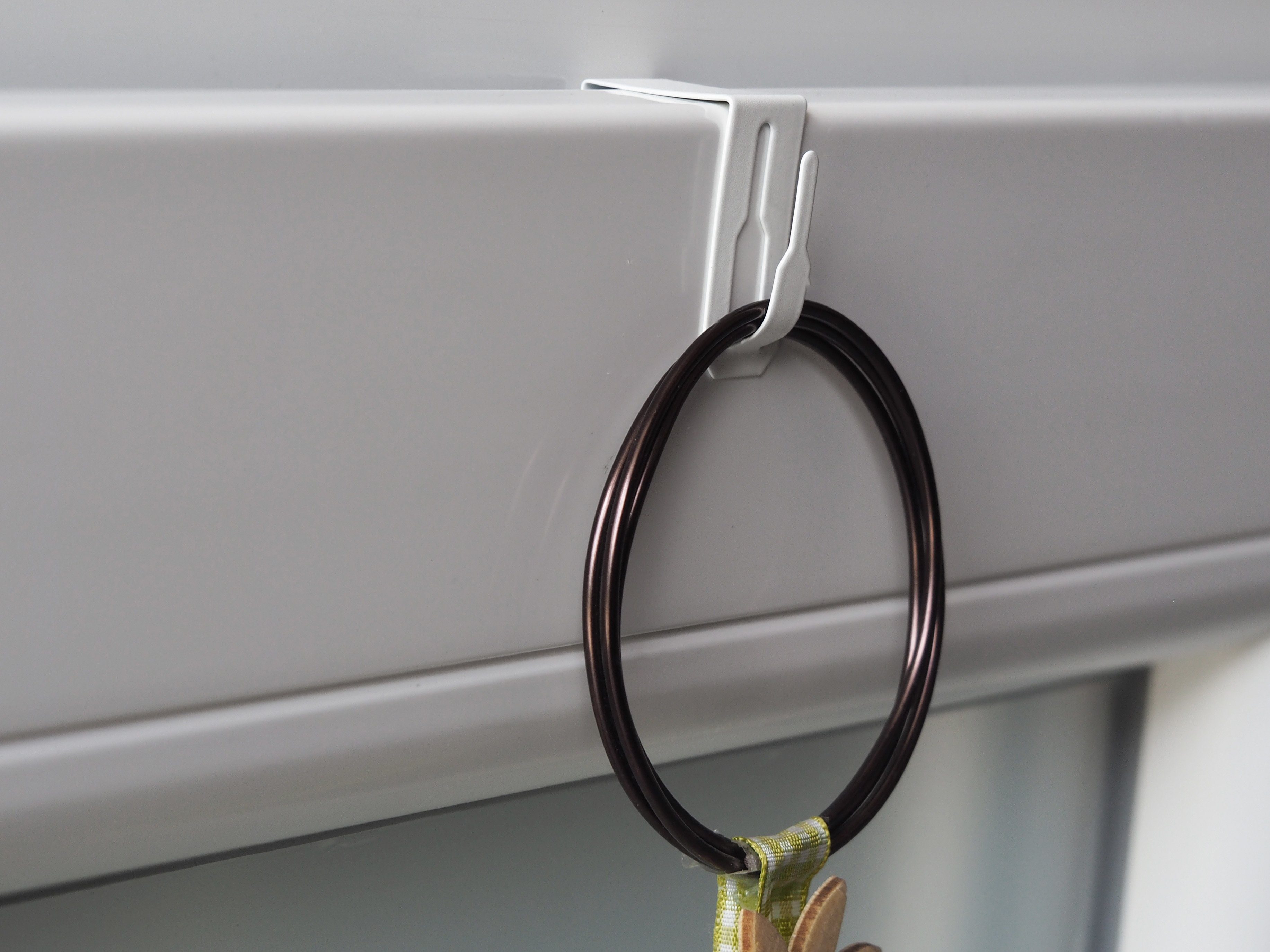 dekondo Fensterhaken aus Metall, Dekohaken, Fensterklipp, Klemmträger Gardinenhaken, zur Aufhängung von Fensterdekorationen, Fensterbildern, Lichterketten uvm.  – Bild 4 von 5