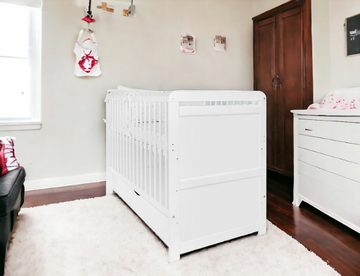 iGLOBAL Babybett Gitterbett 2 in 1 umbaubar zum Kinderbett 120x60 cm aus Kiefernholz, mit Matratze Schublade Lattenrost und Rausfallschutz