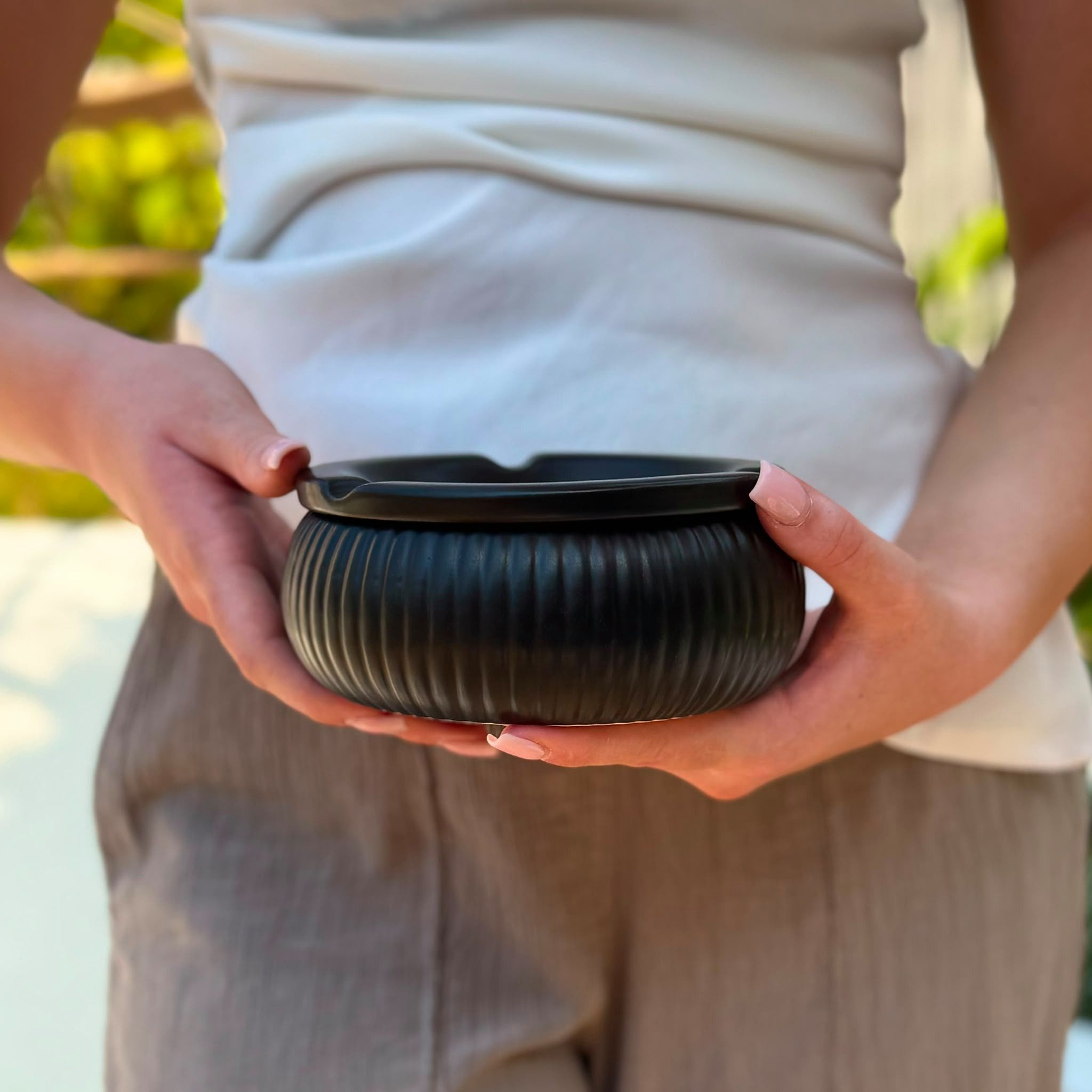 Coumo Aschenbecher Großer Windaschenbecher Keramik Ø 15 cm, Antik Schwarz, mit Deckel – Bild 4 von 4