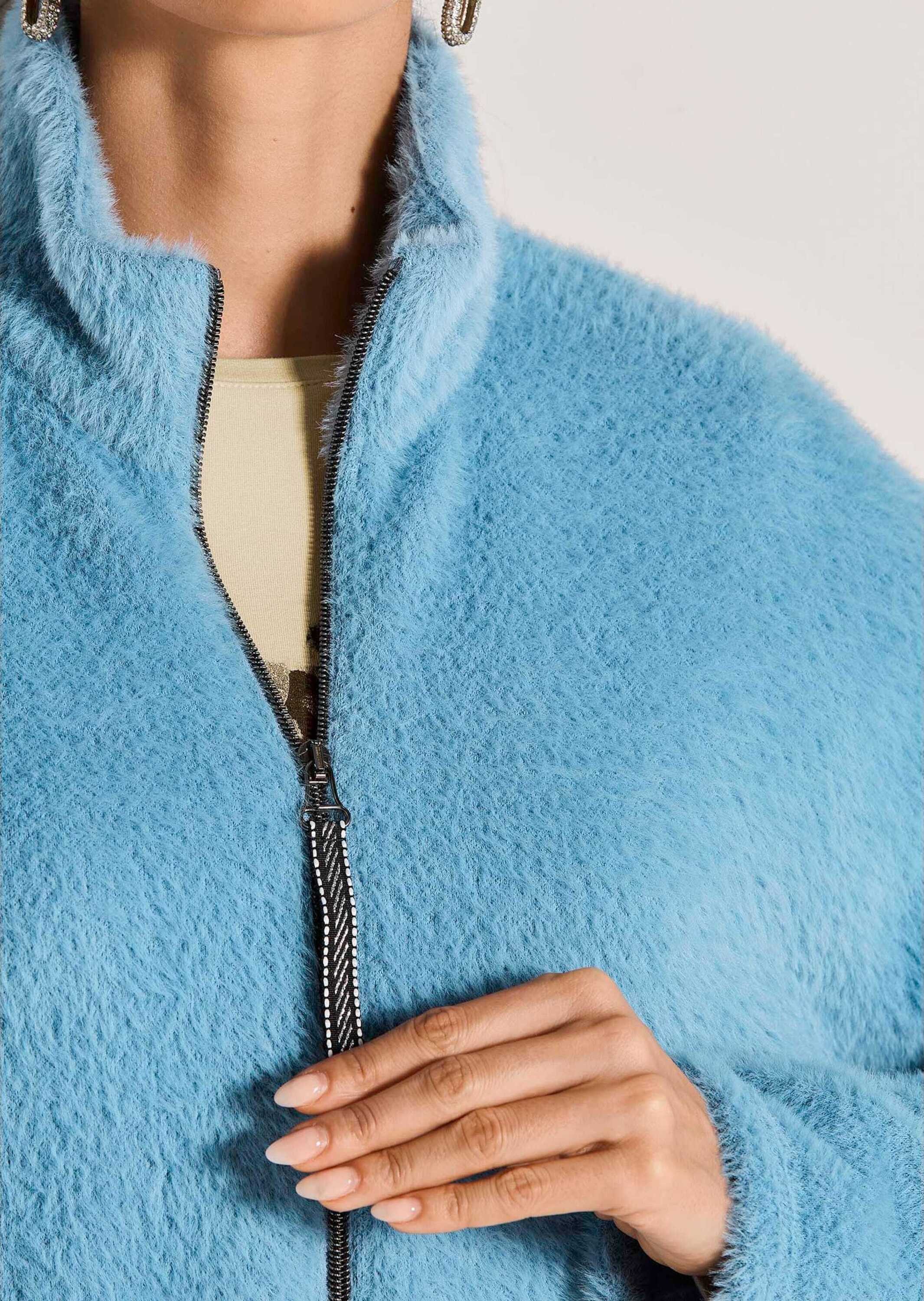 MADELEINE Outdoorjacke Trendige Kurzjacke mit Stehkragen Kuscheliger Webpelz mit sportivem Reißverschluss und langen Ärmeln
