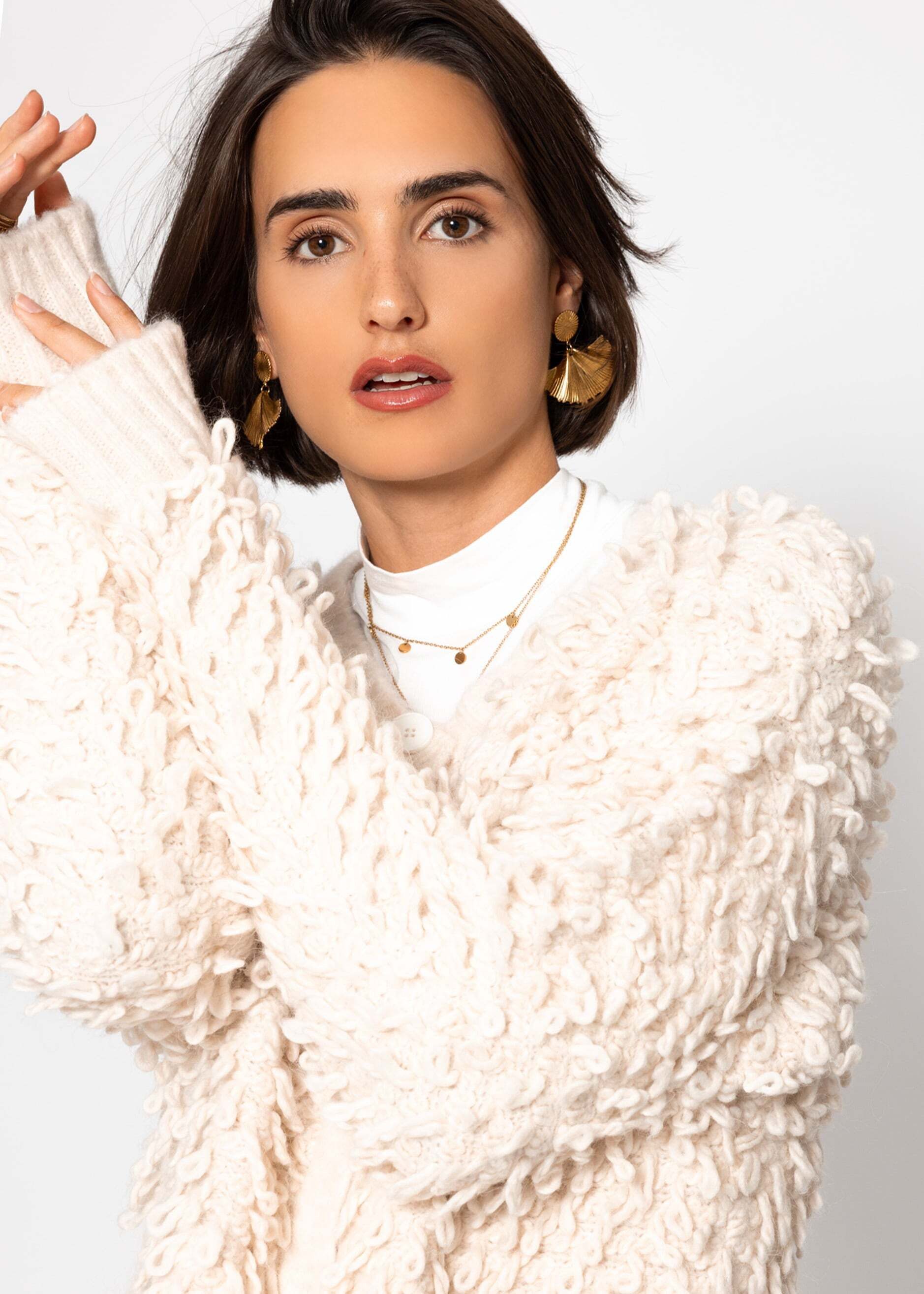 SASSYCLASSY Cardigan Strickjacke mit Loop-Struktur für Damen Kuschelige Jacke mit Knopfleiste und Rippbündchen Hellbeige Schwarz