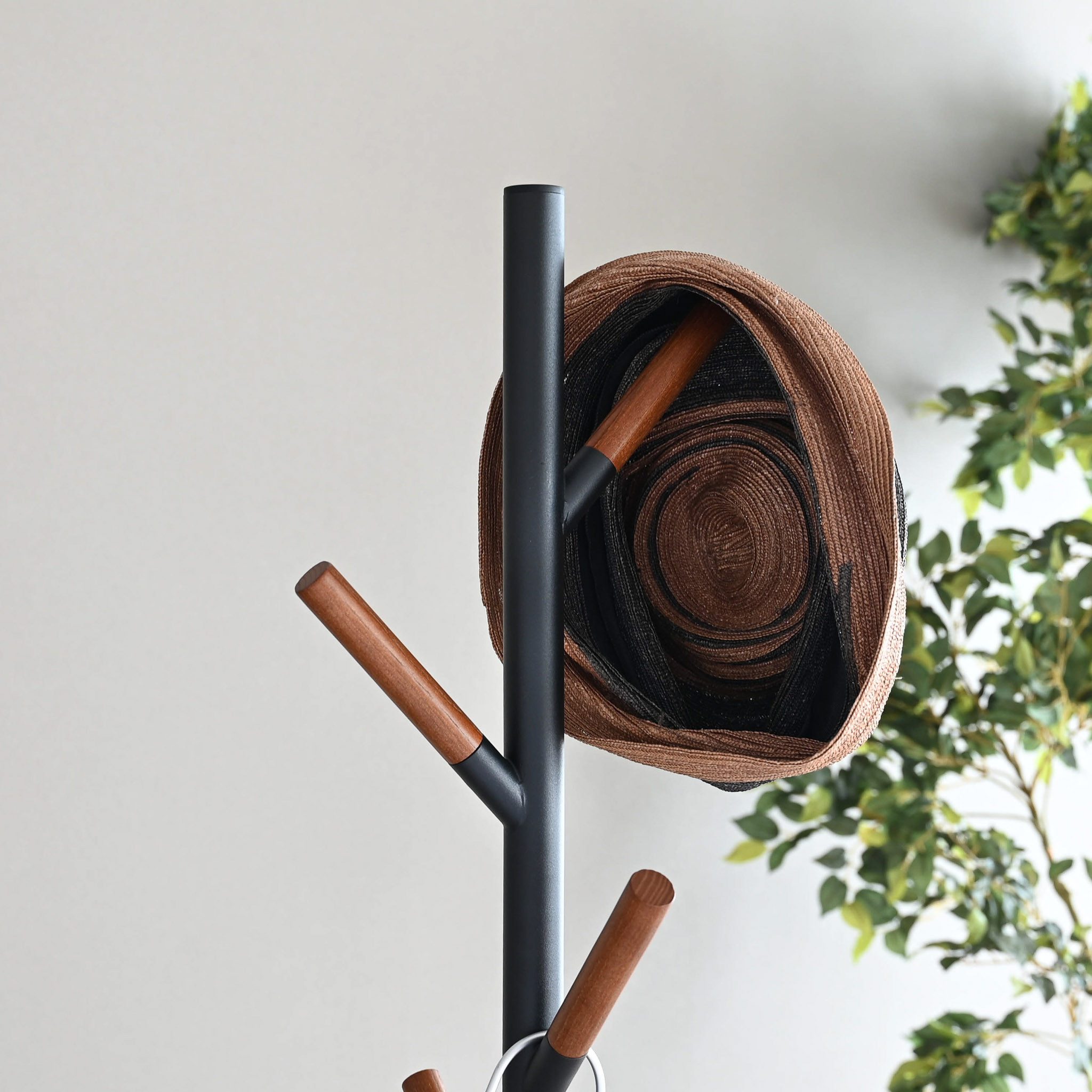 Yamazaki Garderobenständer PLAIN Garderobe, Stahl / Holz, minimalistisch, 28 x 28 x 177 cm (L x B x H)